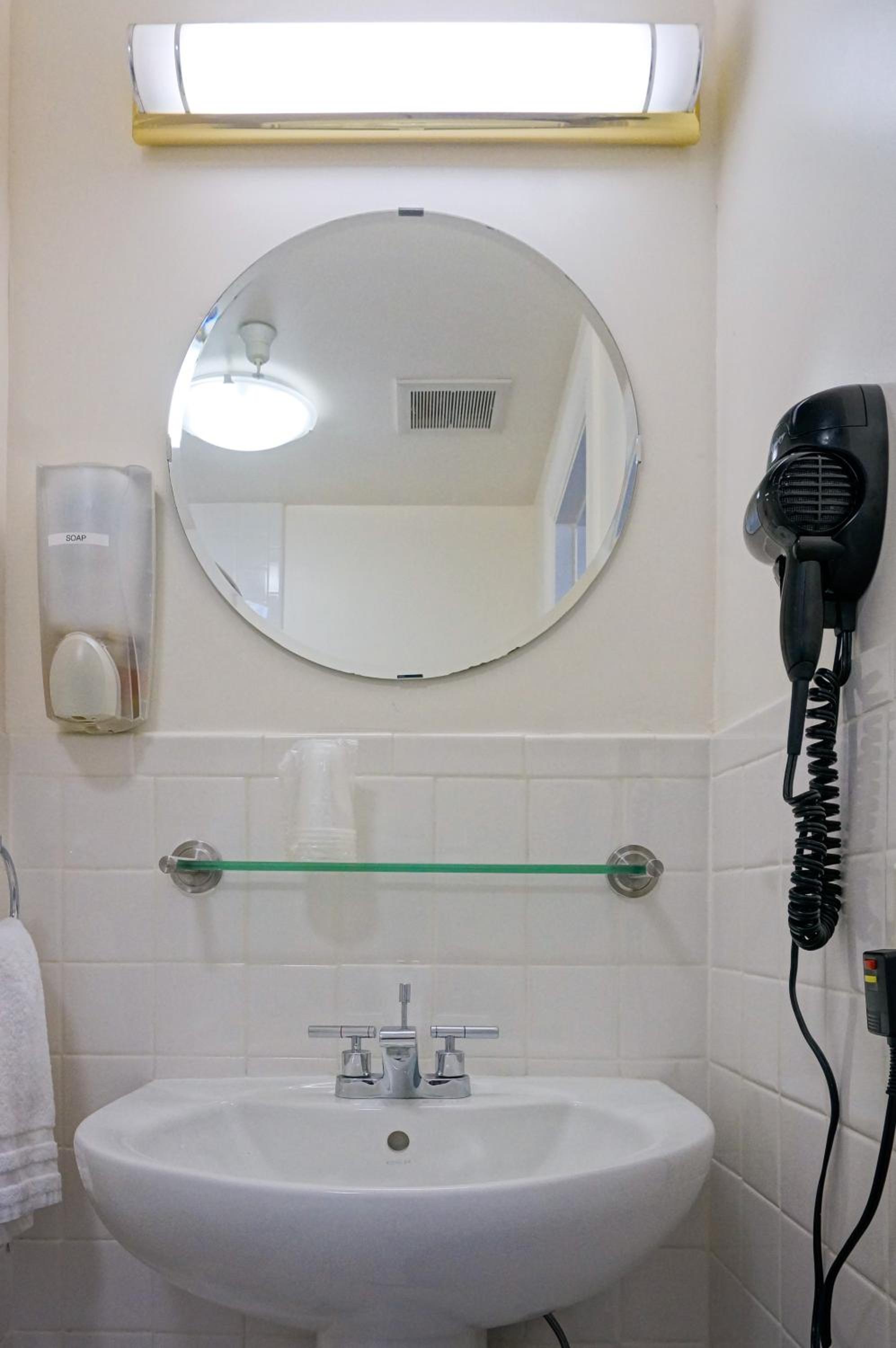 Queen Room With Shared Bathroom photo 2