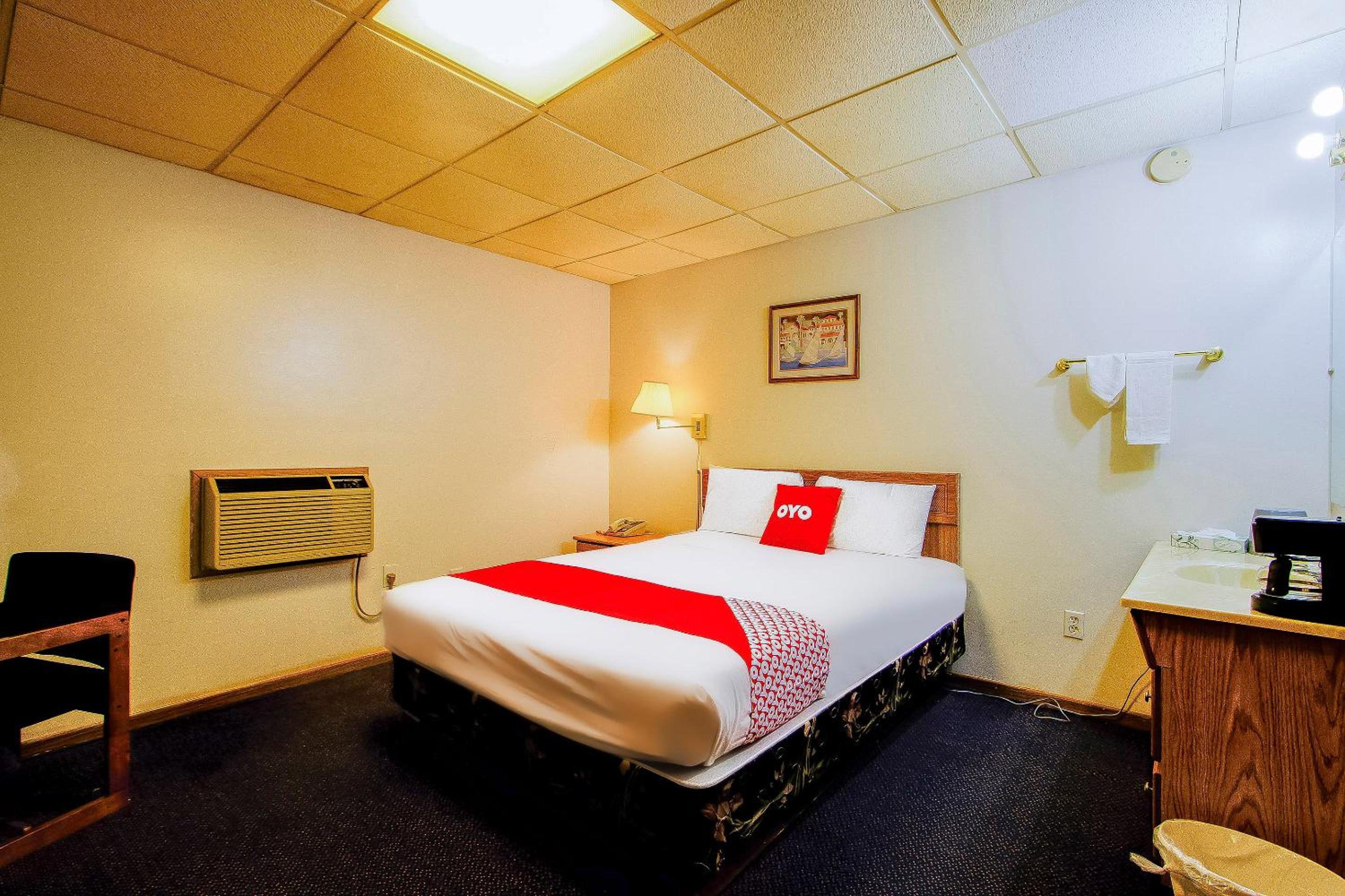 Premium Queen Room with Jetted Tub photo 3