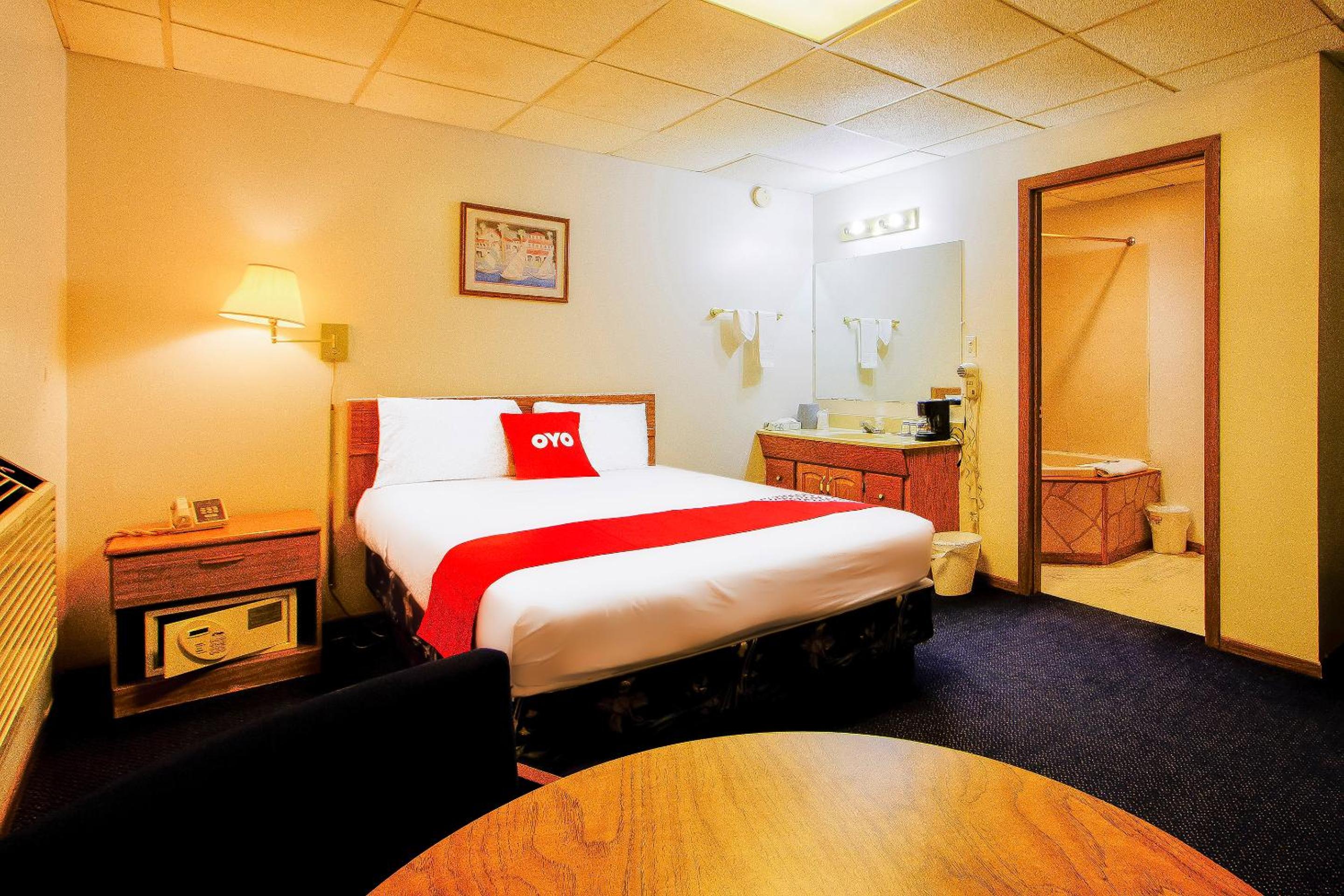 Premium Queen Room with Jetted Tub photo 1