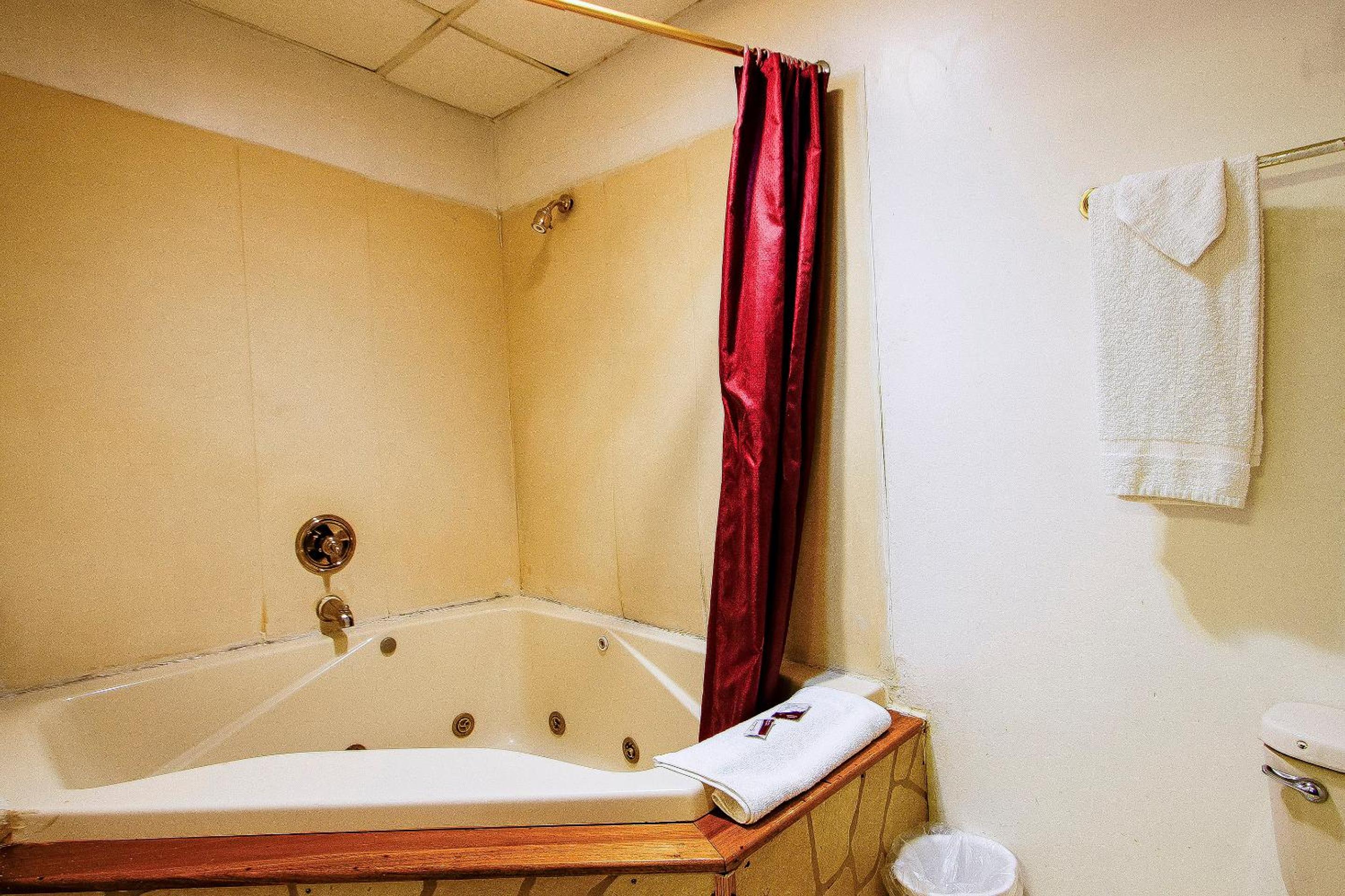 Premium Queen Room with Jetted Tub photo 2