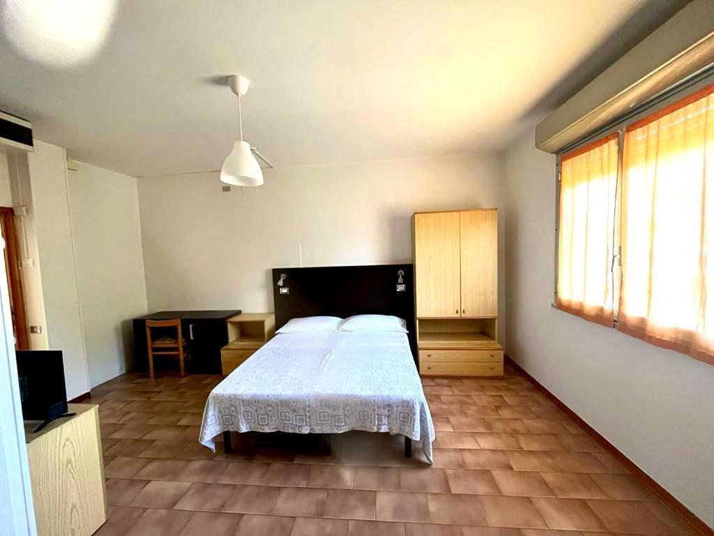 Economy Triple Room photo 3