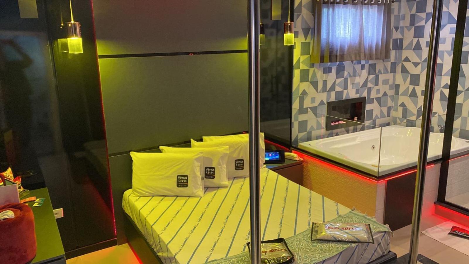 Deluxe Suite with Spa Bath photo 2