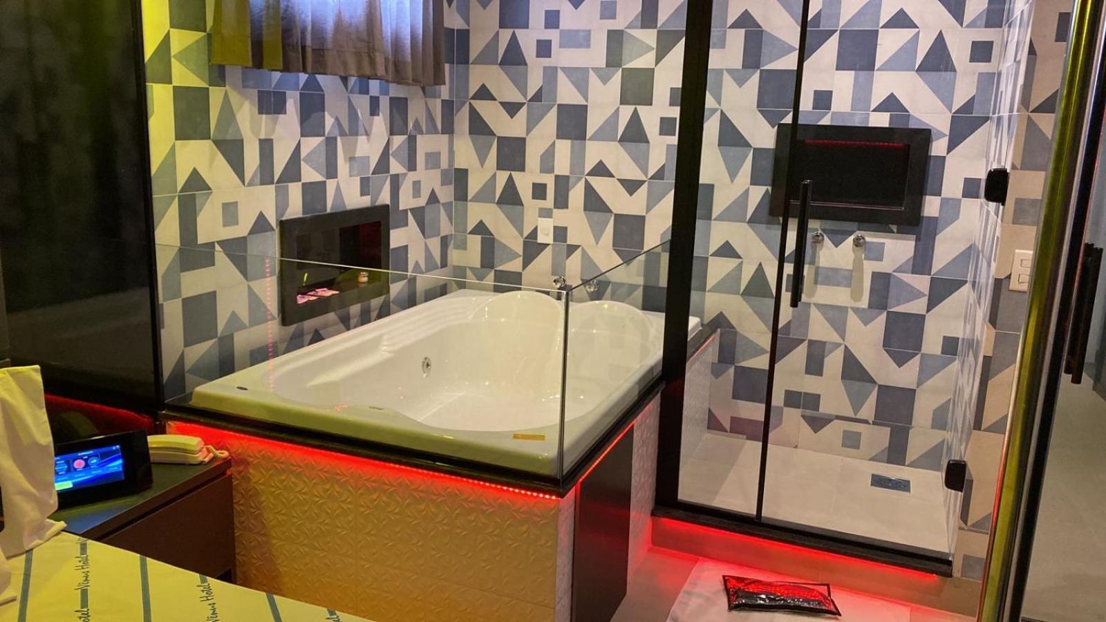 Deluxe Suite with Spa Bath photo 3