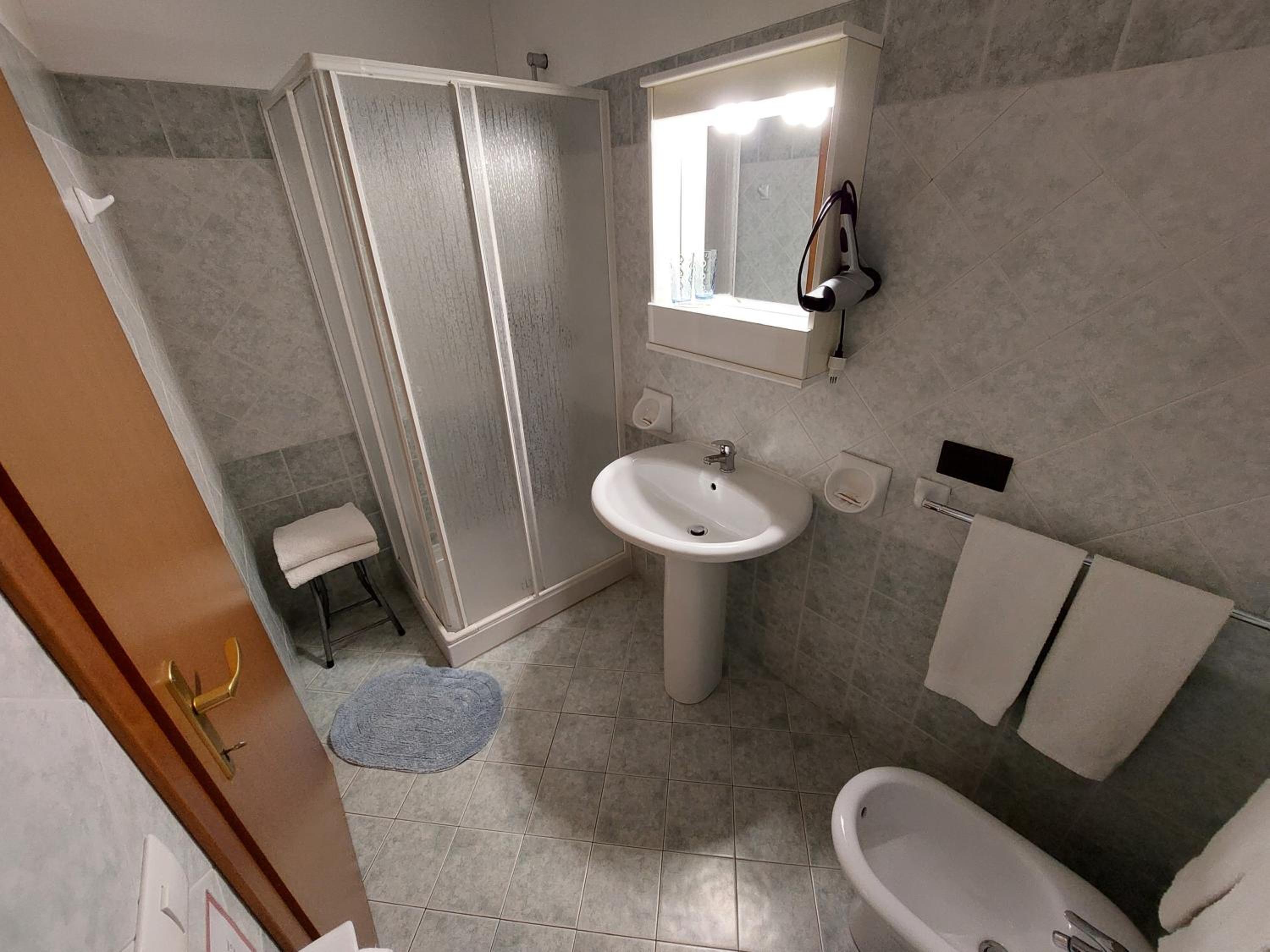 Standard Double Room - Photo 4