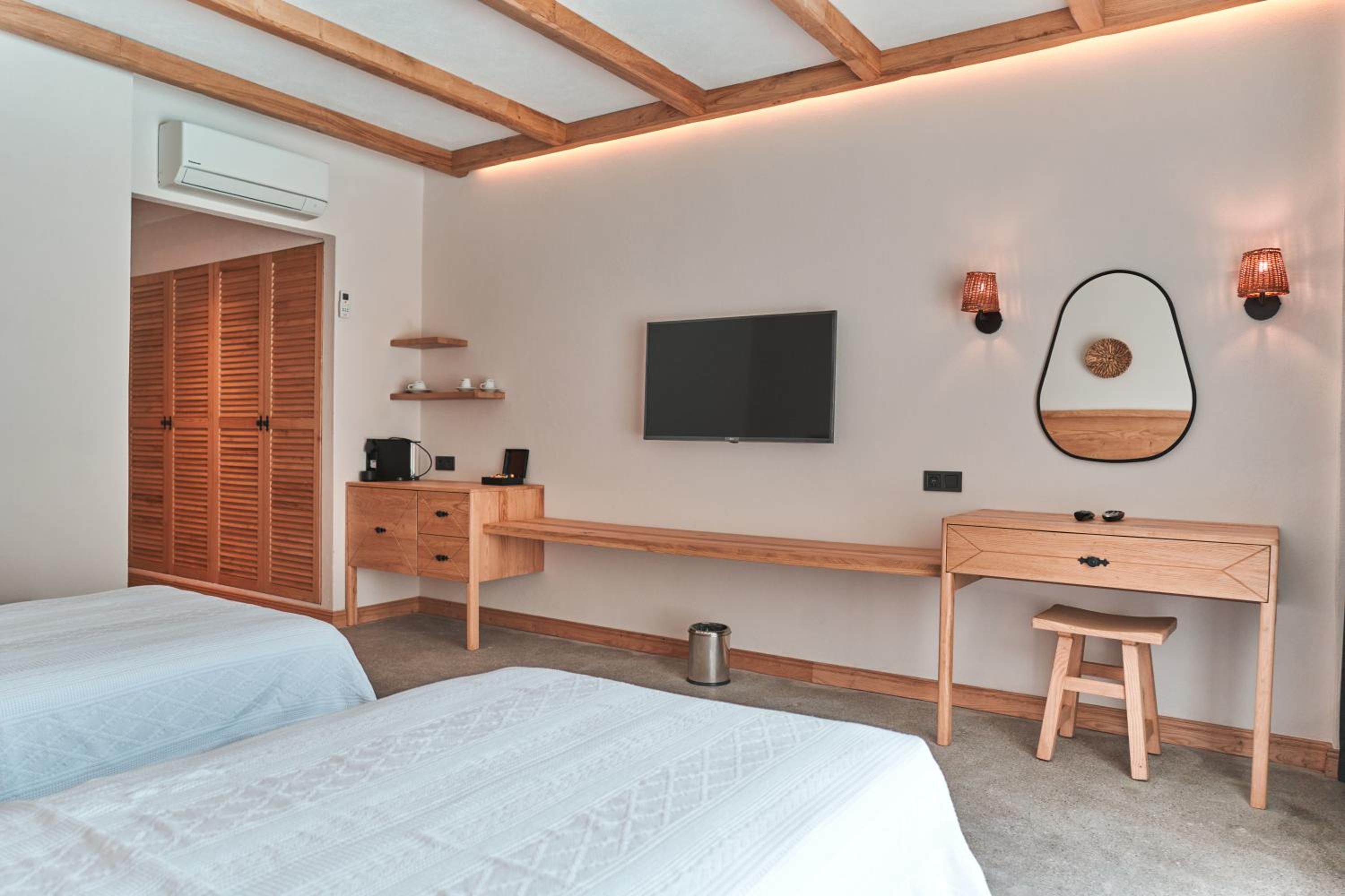 Twin Room with Swimming Pool Access - Photo 11