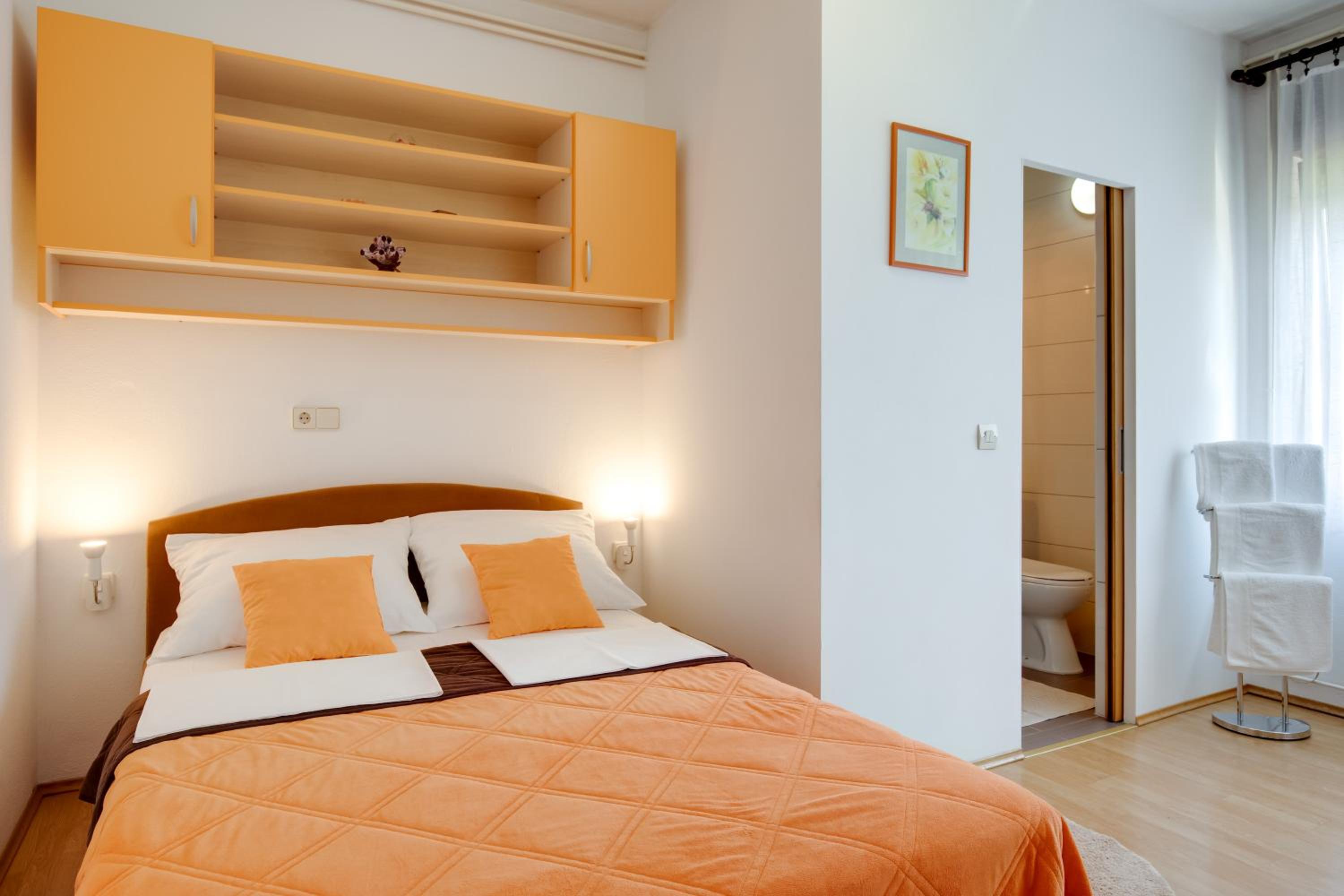 Double Room - Photo 5