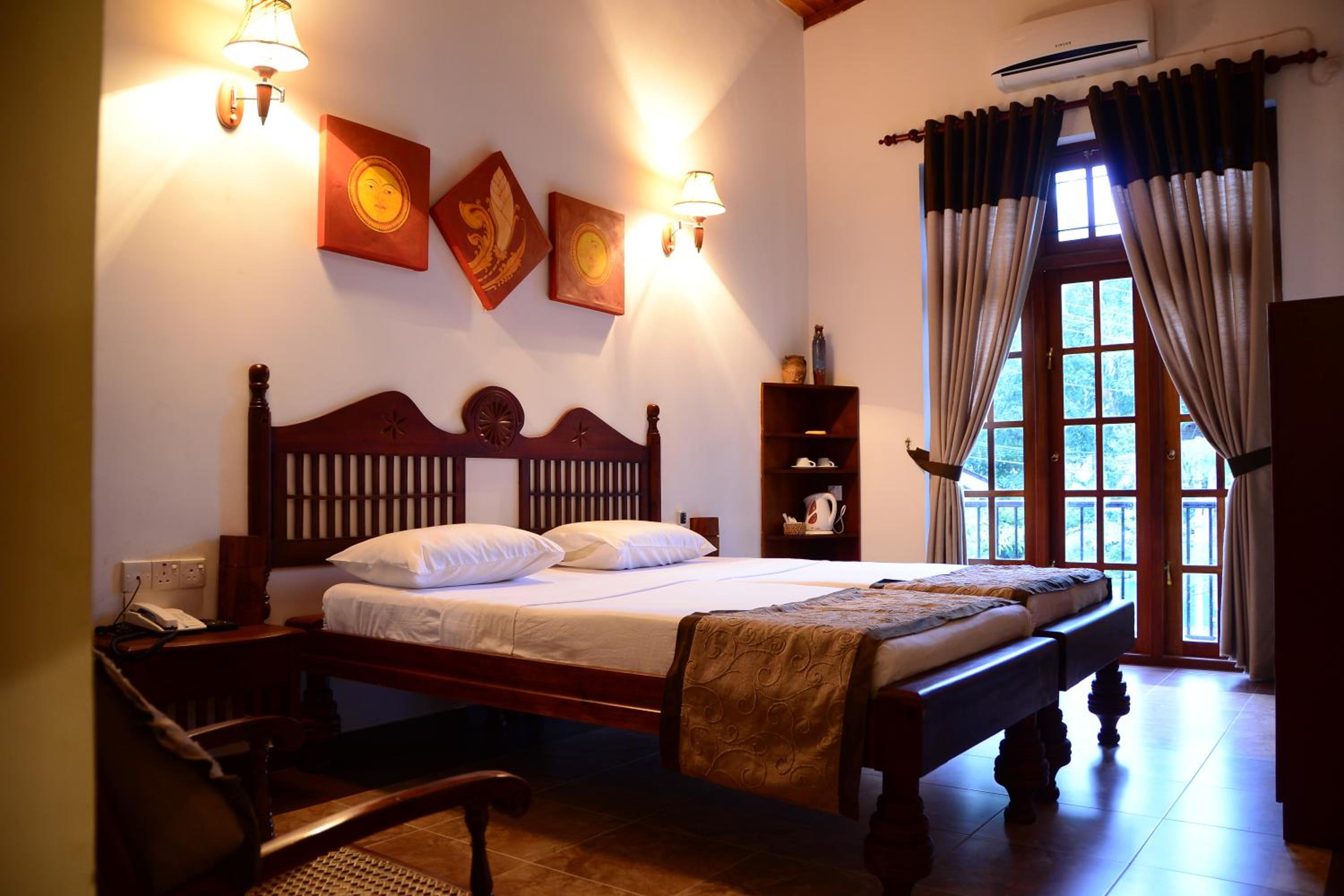 Deluxe Double Room with Balcony photo 1