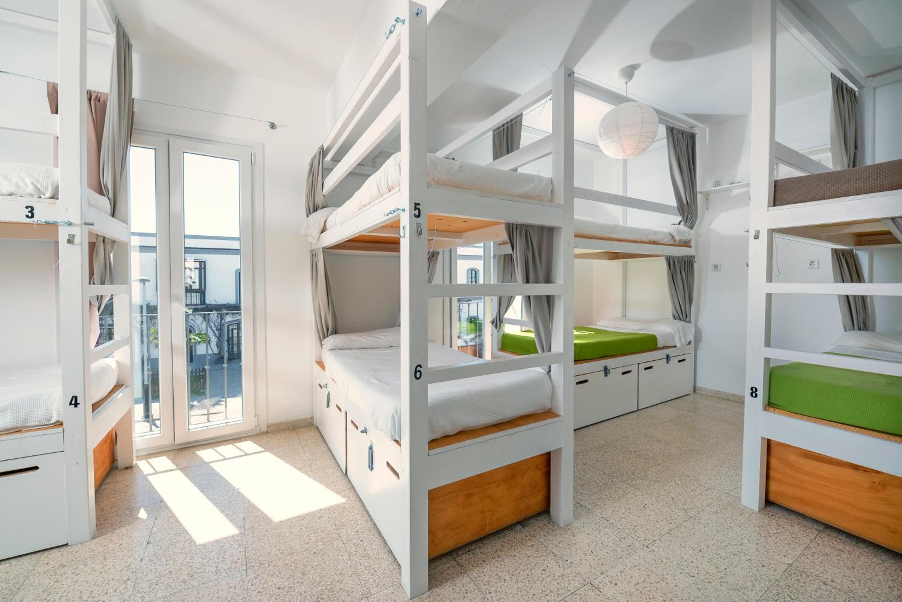 Cama en Dormitorio Mixto de 10 Camas