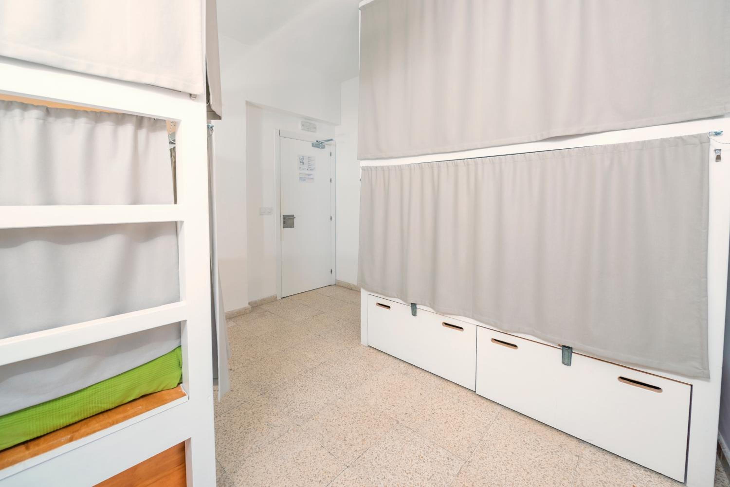 Bed in 4-Bed Mixed Dormitory Room photo 2