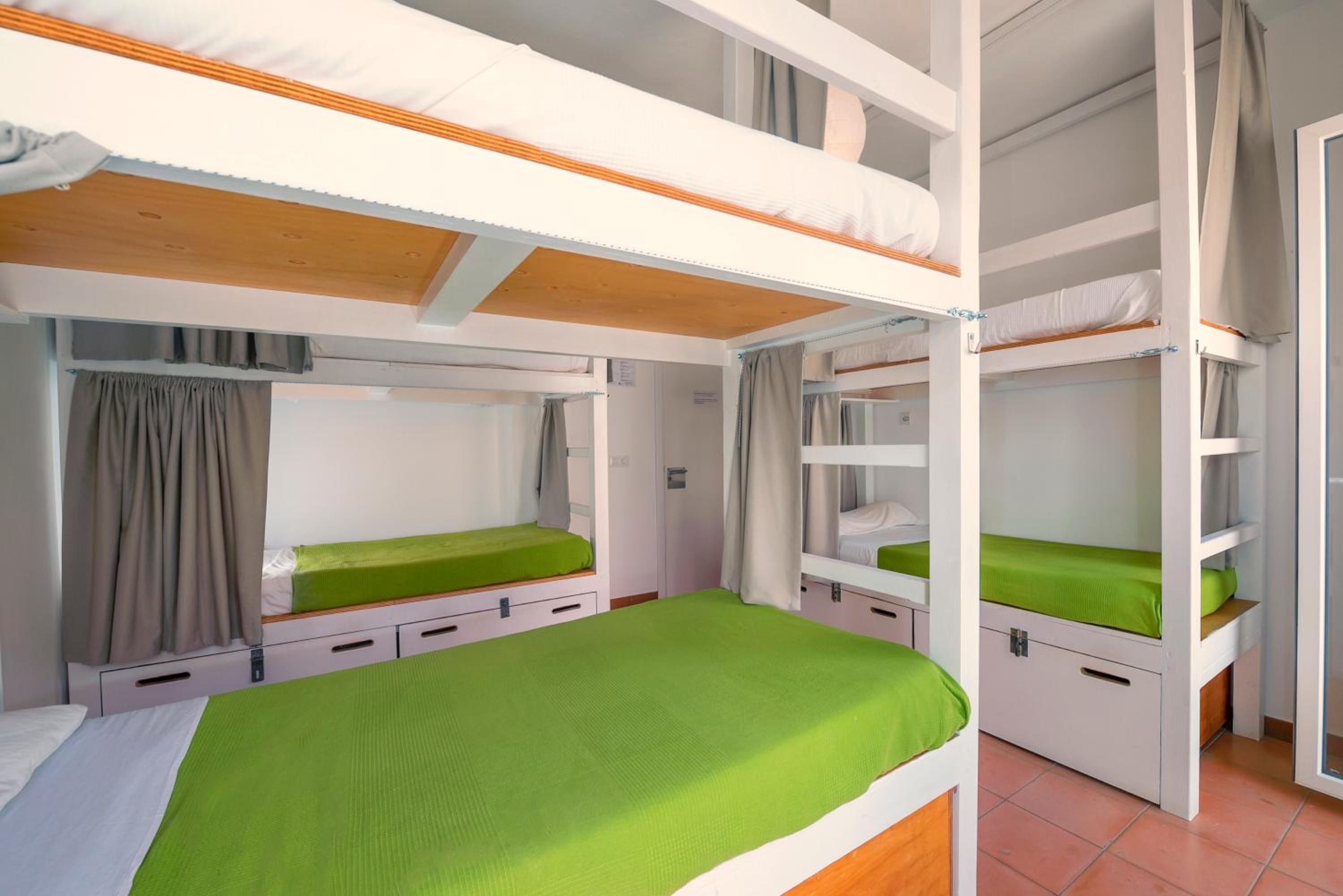 Bed in 6-Bed Mixed Dormitory Room photo 3