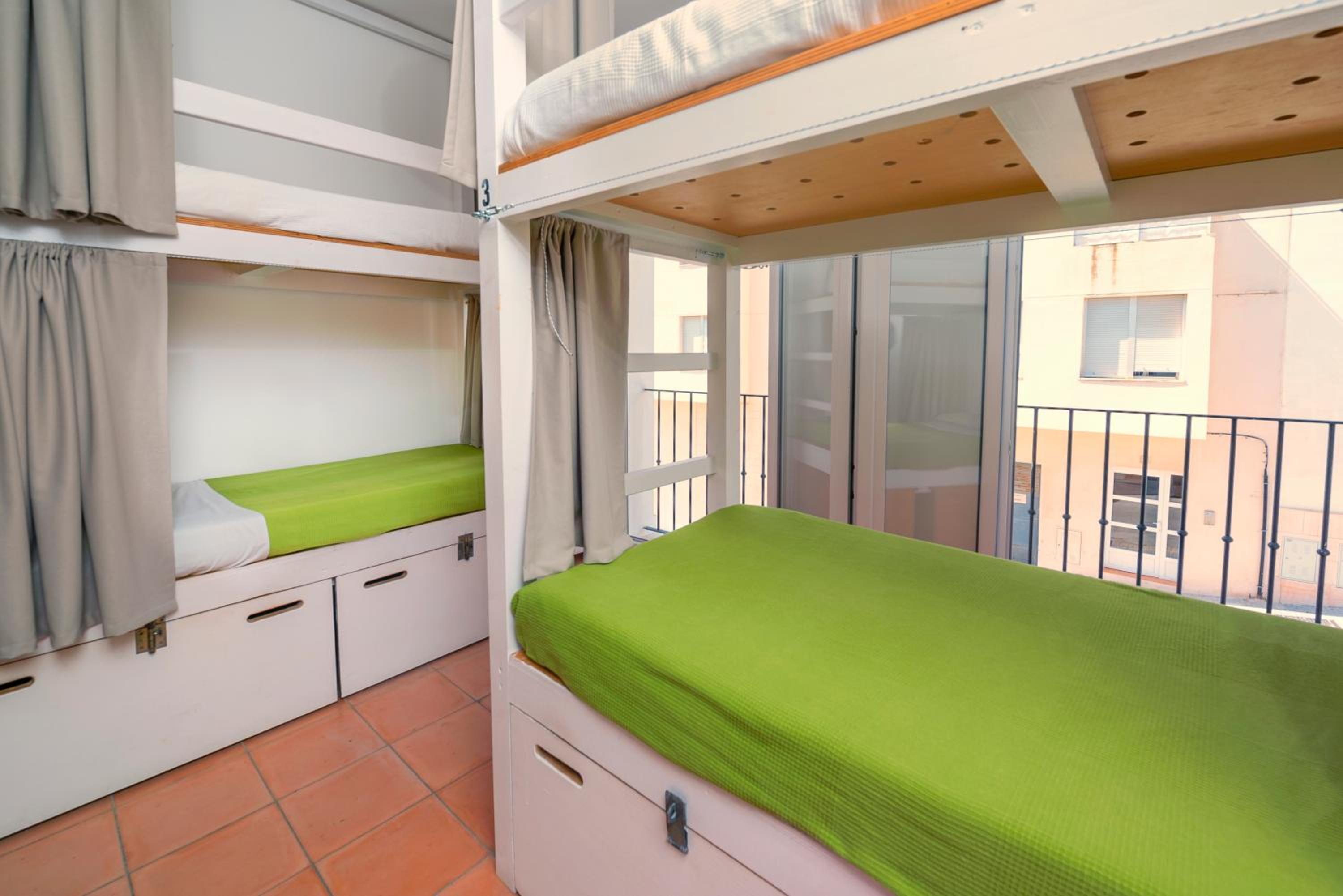 Bed in 6-Bed Mixed Dormitory Room photo 2