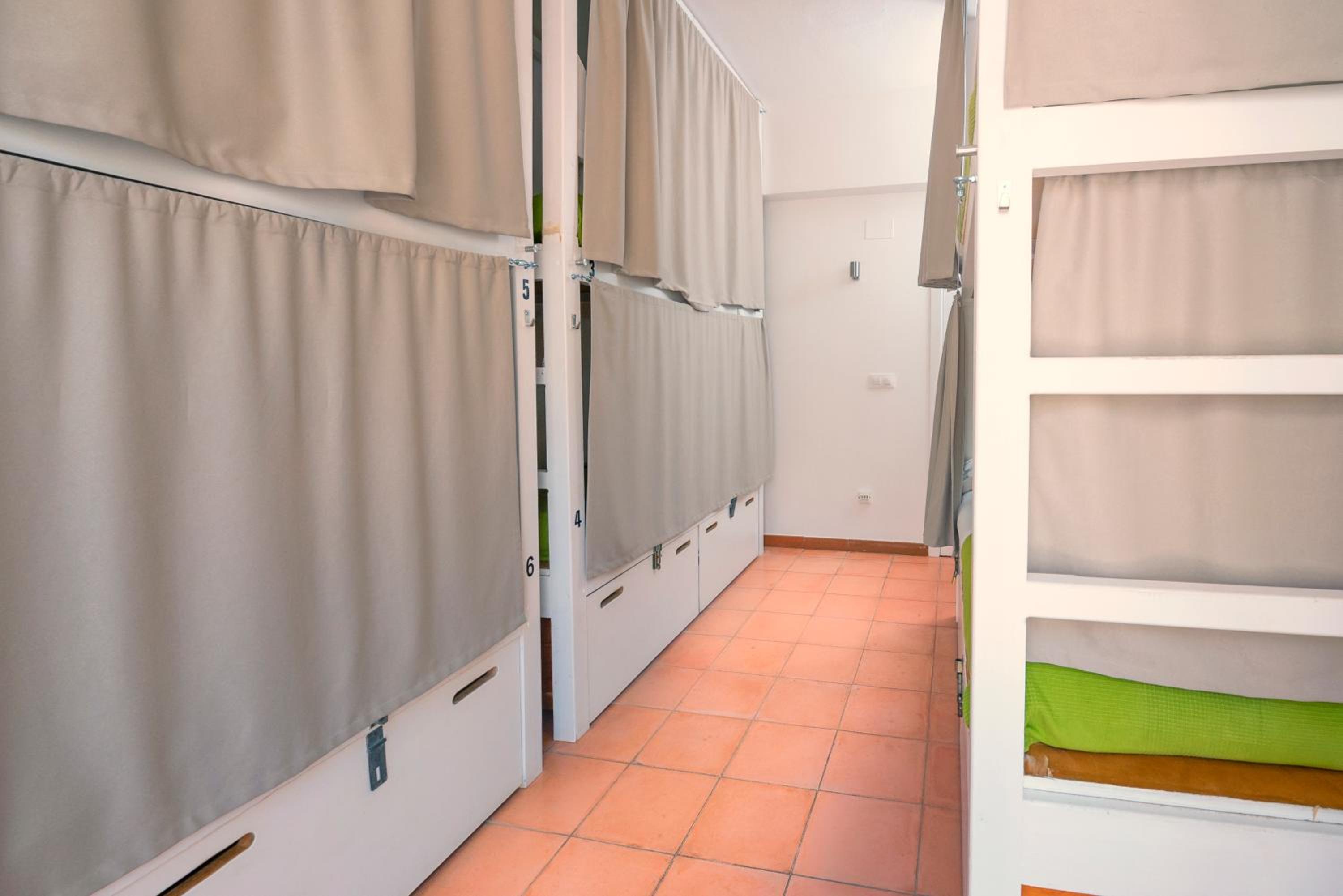 Bed in 6-Bed Mixed Dormitory Room photo 3