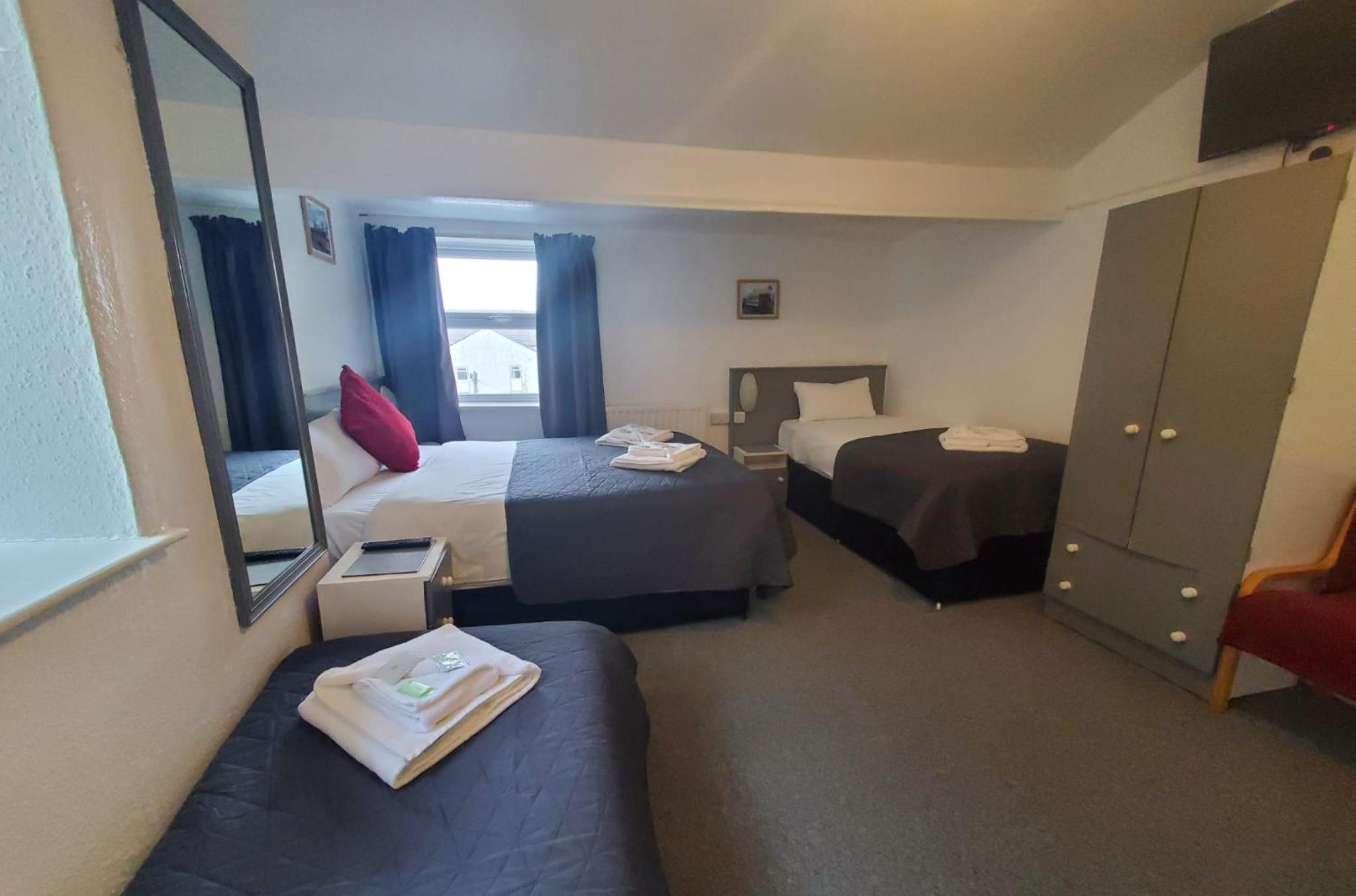 Family Room (2 Adults + 2 Children) - Photo 2