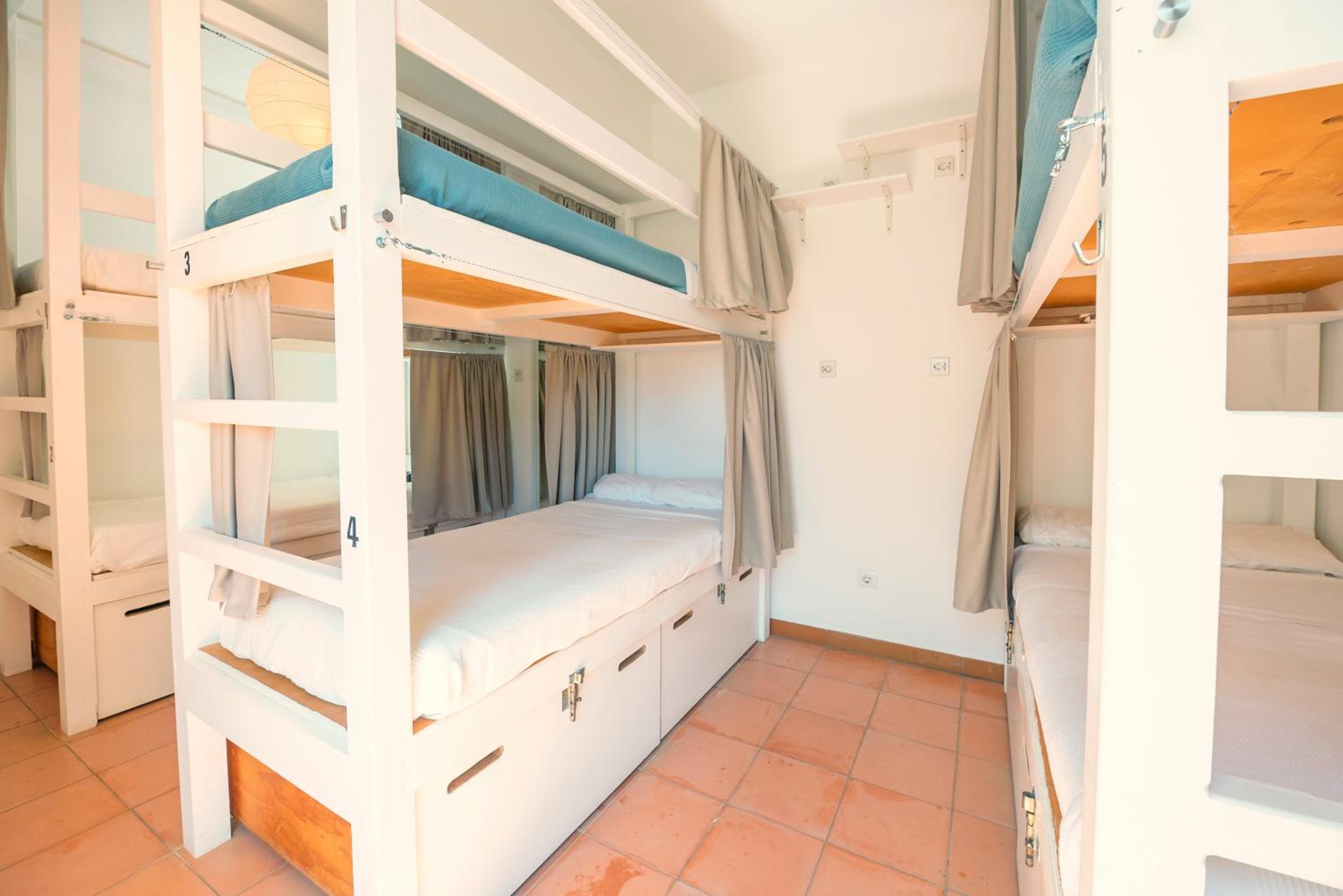 Bed in 6-Bed Mixed Dormitory Room photo 2