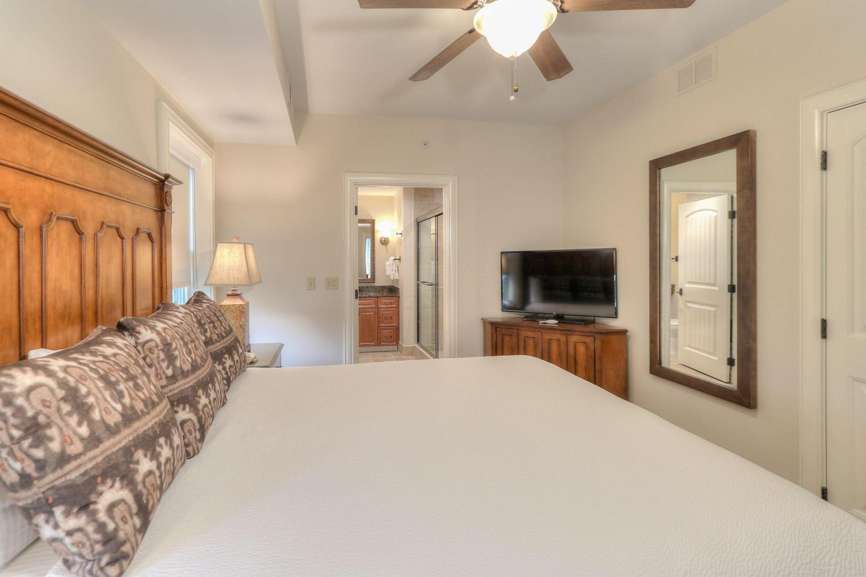 One Bedroom Riverview Condo - Two Queens photo 1