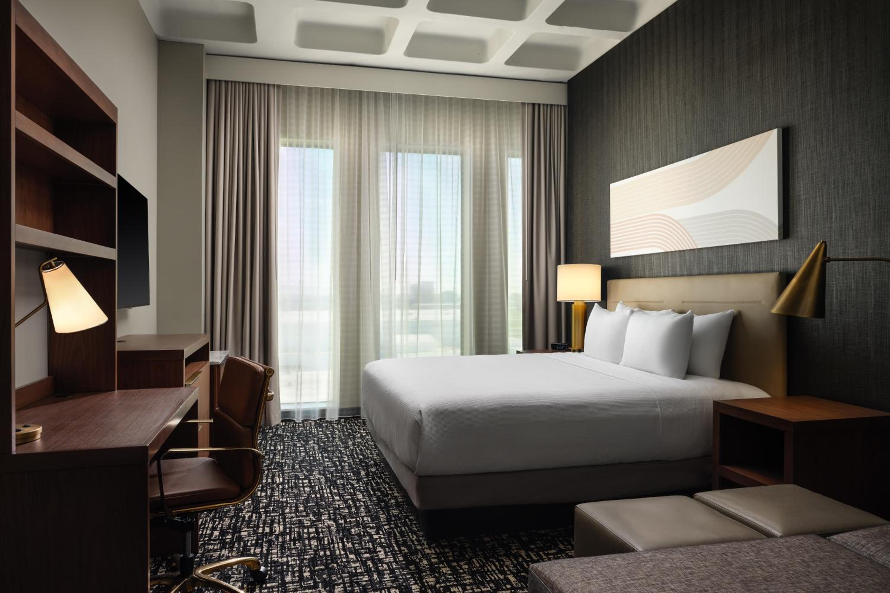 Accessible Den Guestroom/Roll-In Shower | King Bed