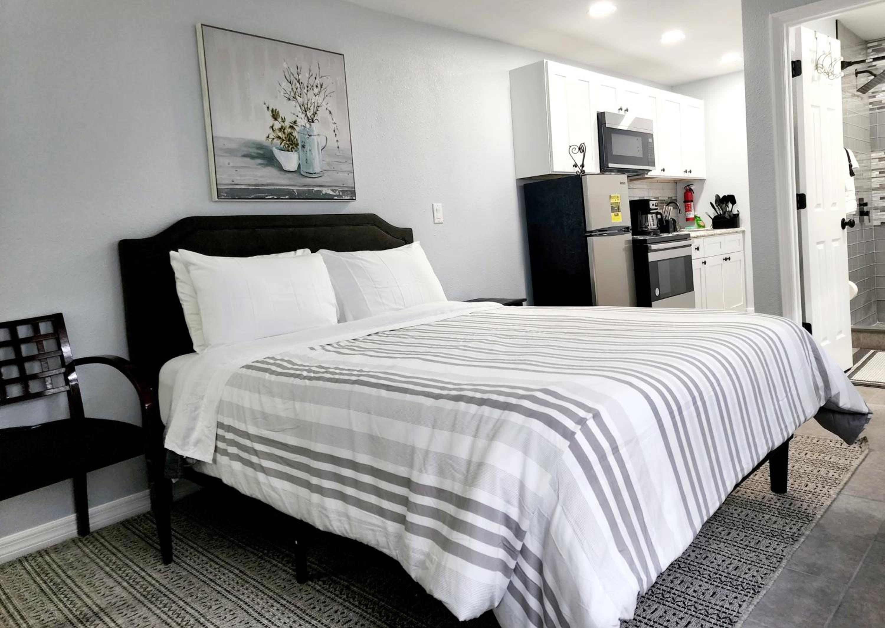 One-Bedroom Apartment photo 1