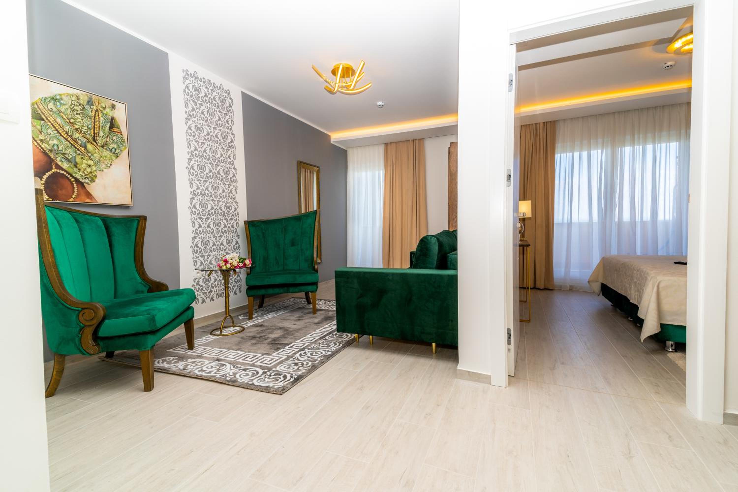 Deluxe Suite - Photo 12