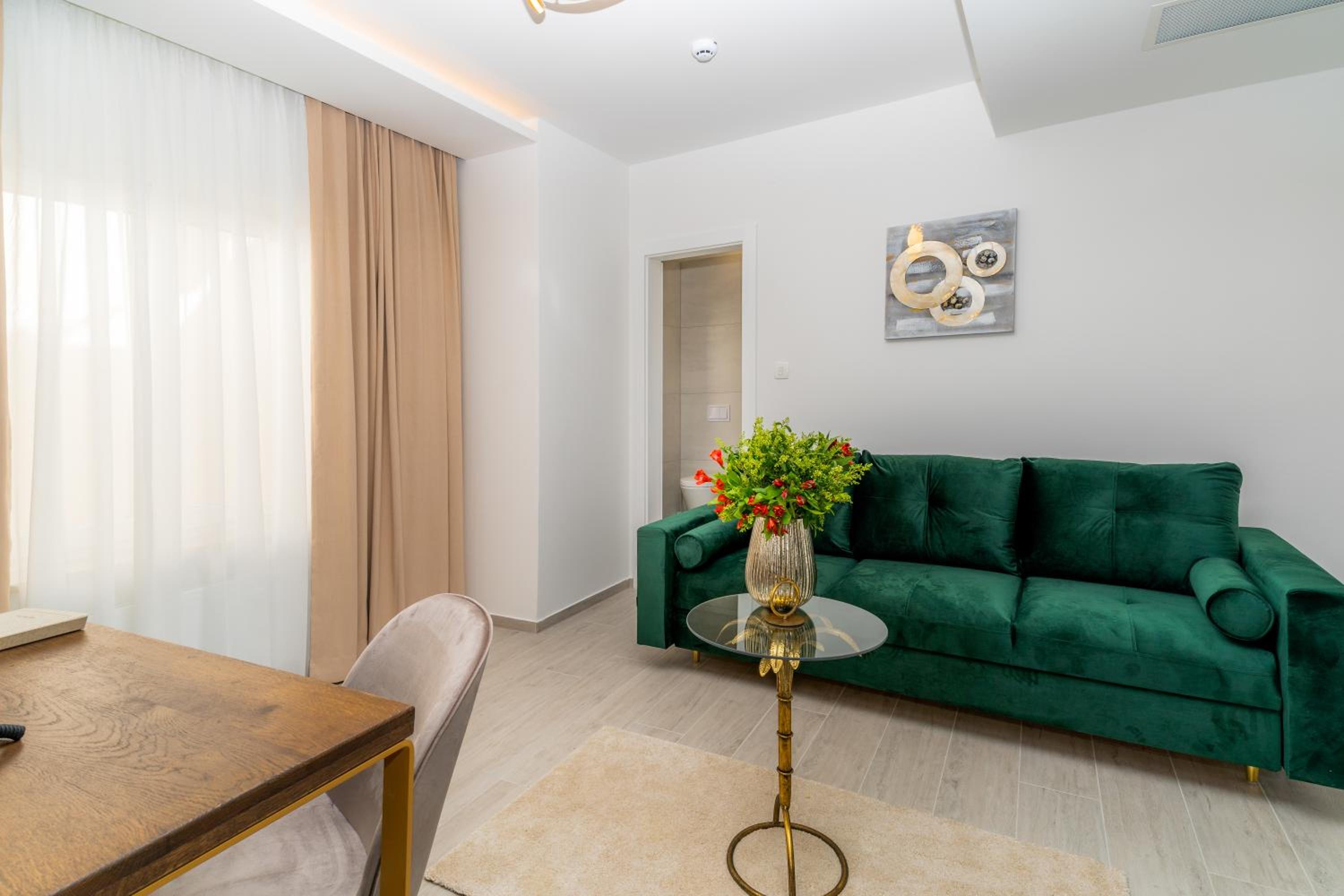 Deluxe Suite - Photo 6