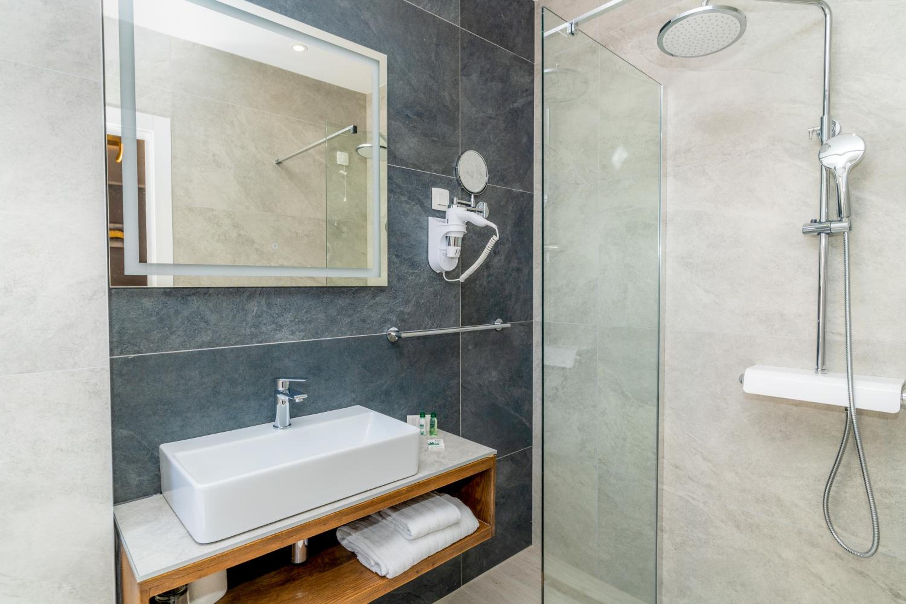 Deluxe Suite - Photo 2