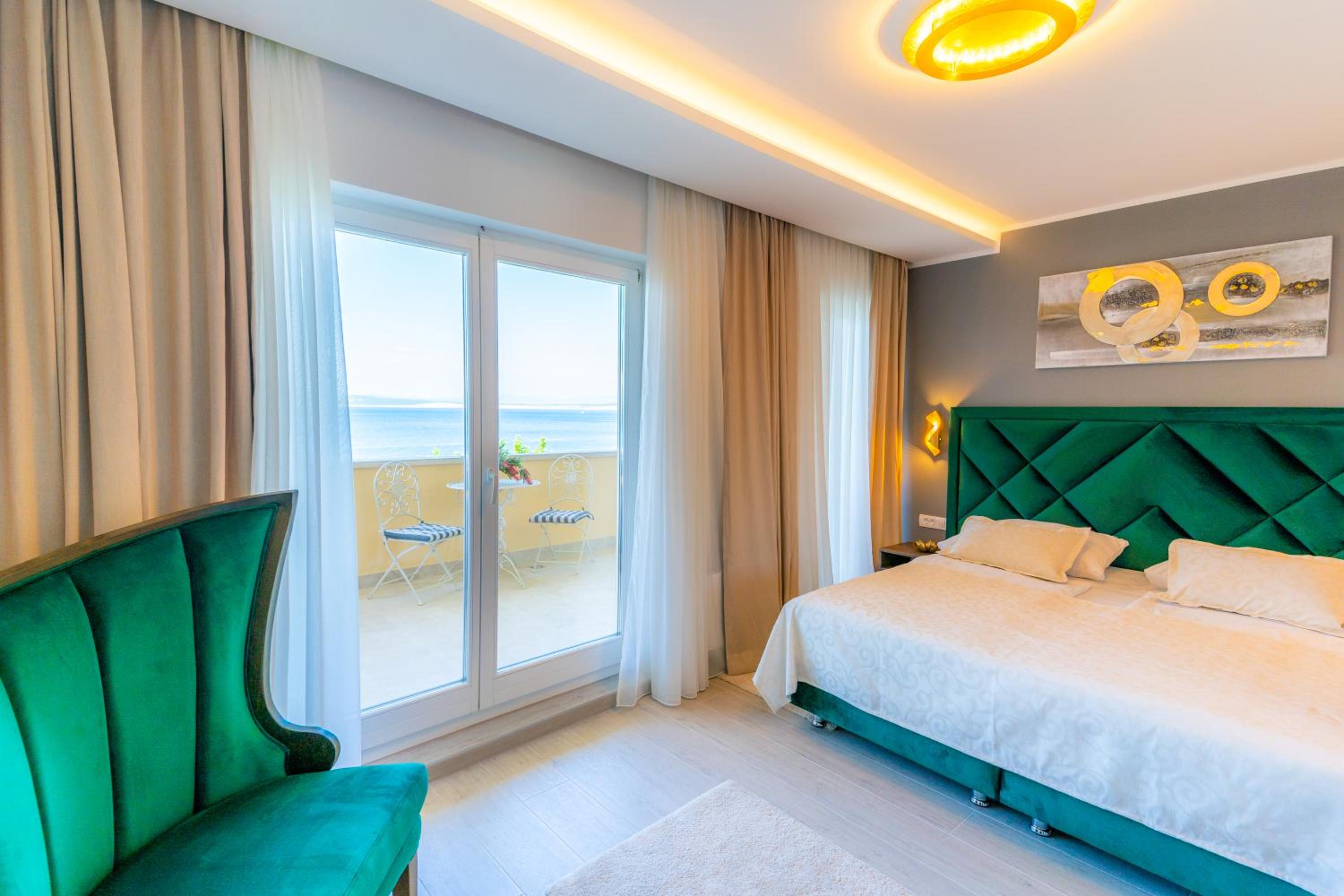 Deluxe Suite - Photo 13