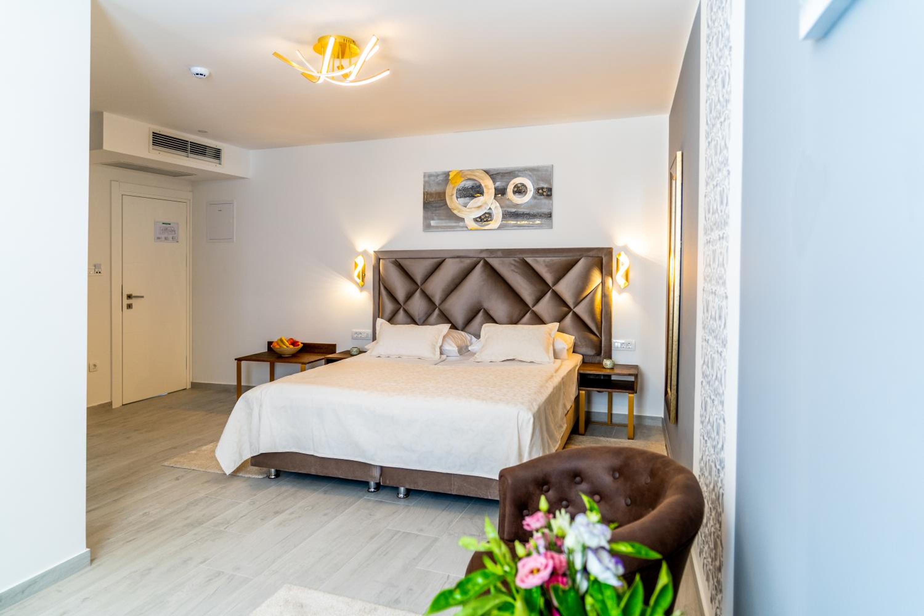 Deluxe Double Room with Balcony and Sea View - Photo 8