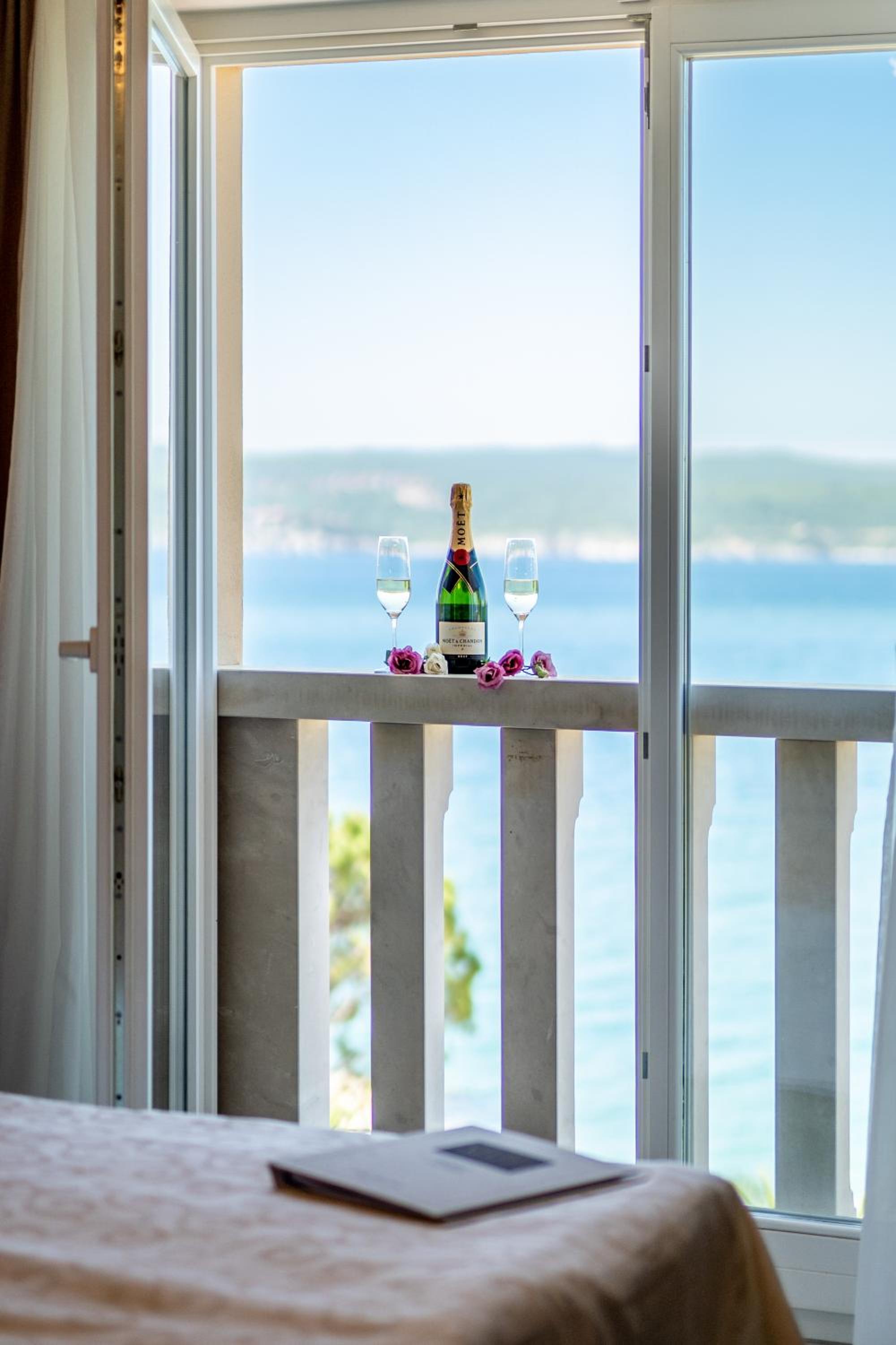 Deluxe Double Room with Balcony and Sea View - Photo 16