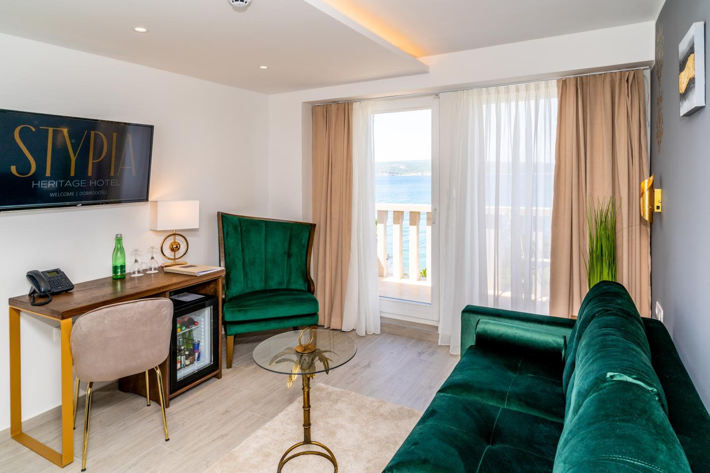 Deluxe Suite - Photo 11