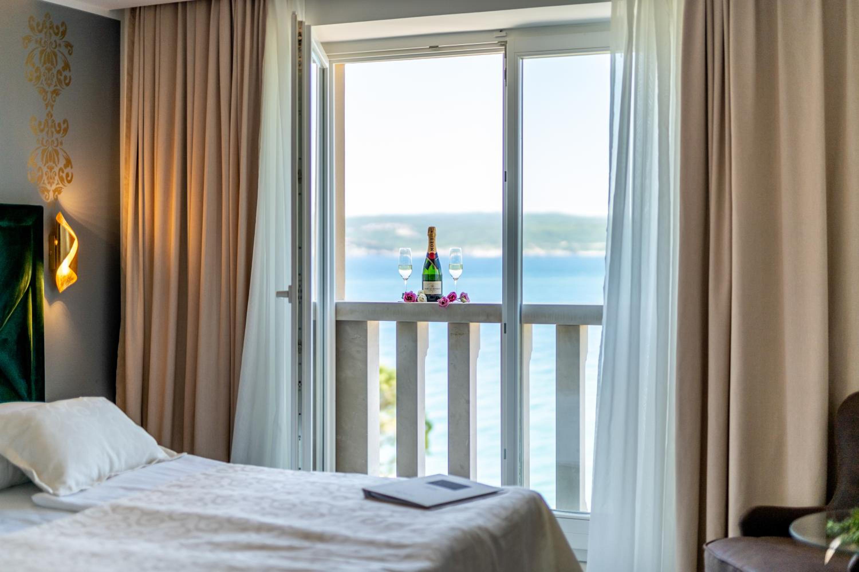Deluxe Double Room with Sea View - Photo 5