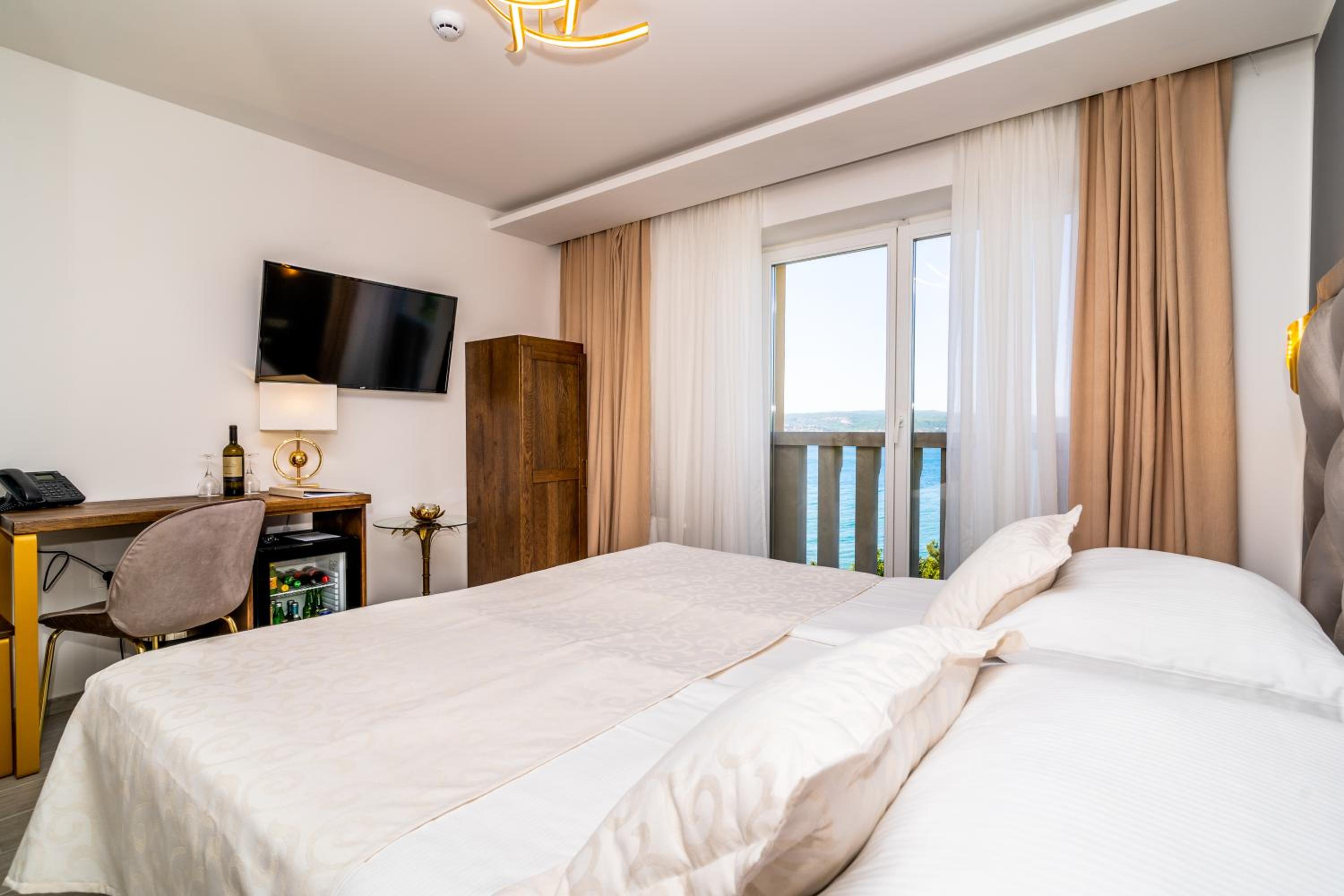 Deluxe Double Room with Balcony and Sea View - Photo 6