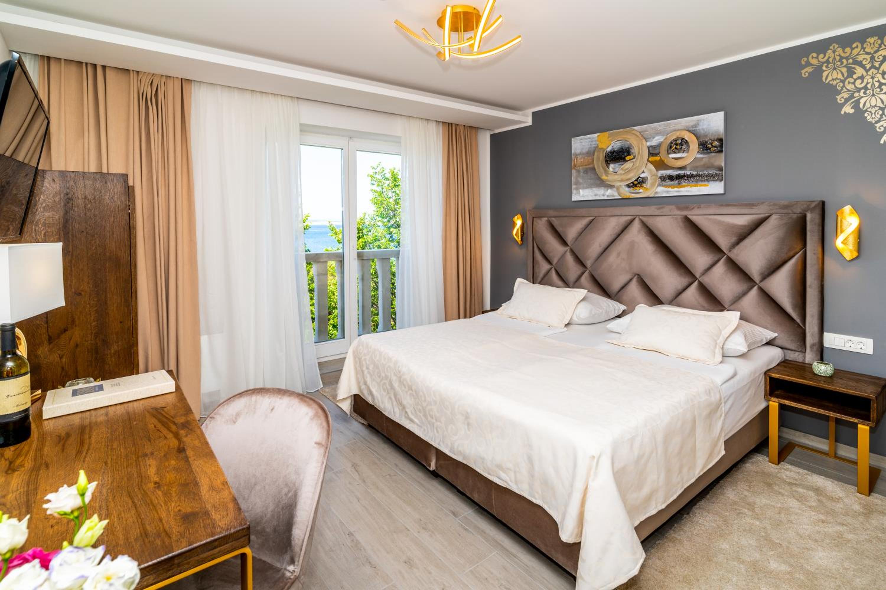 Deluxe Double Room with Sea View - Photo 4