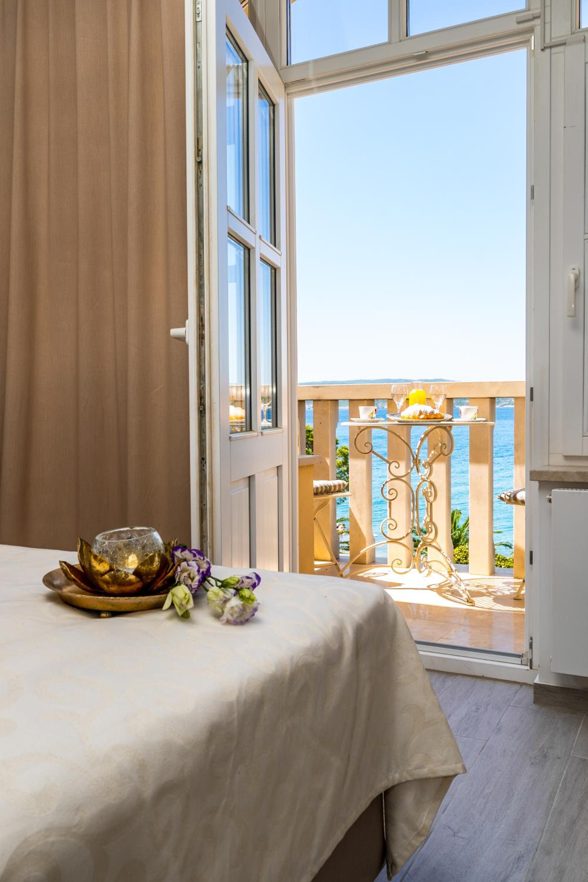 Deluxe Double Room with Balcony and Sea View - Photo 11