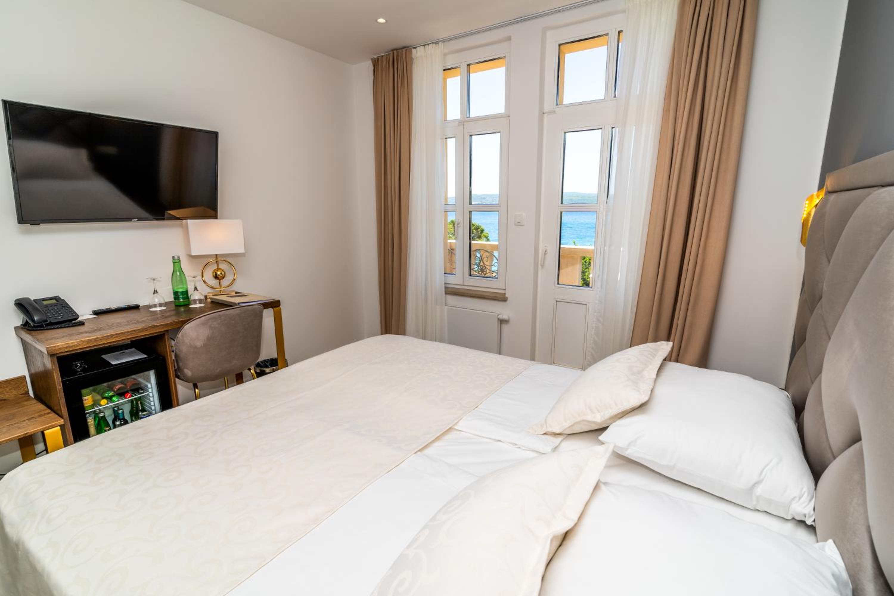Deluxe Double Room with Sea View - Photo 8