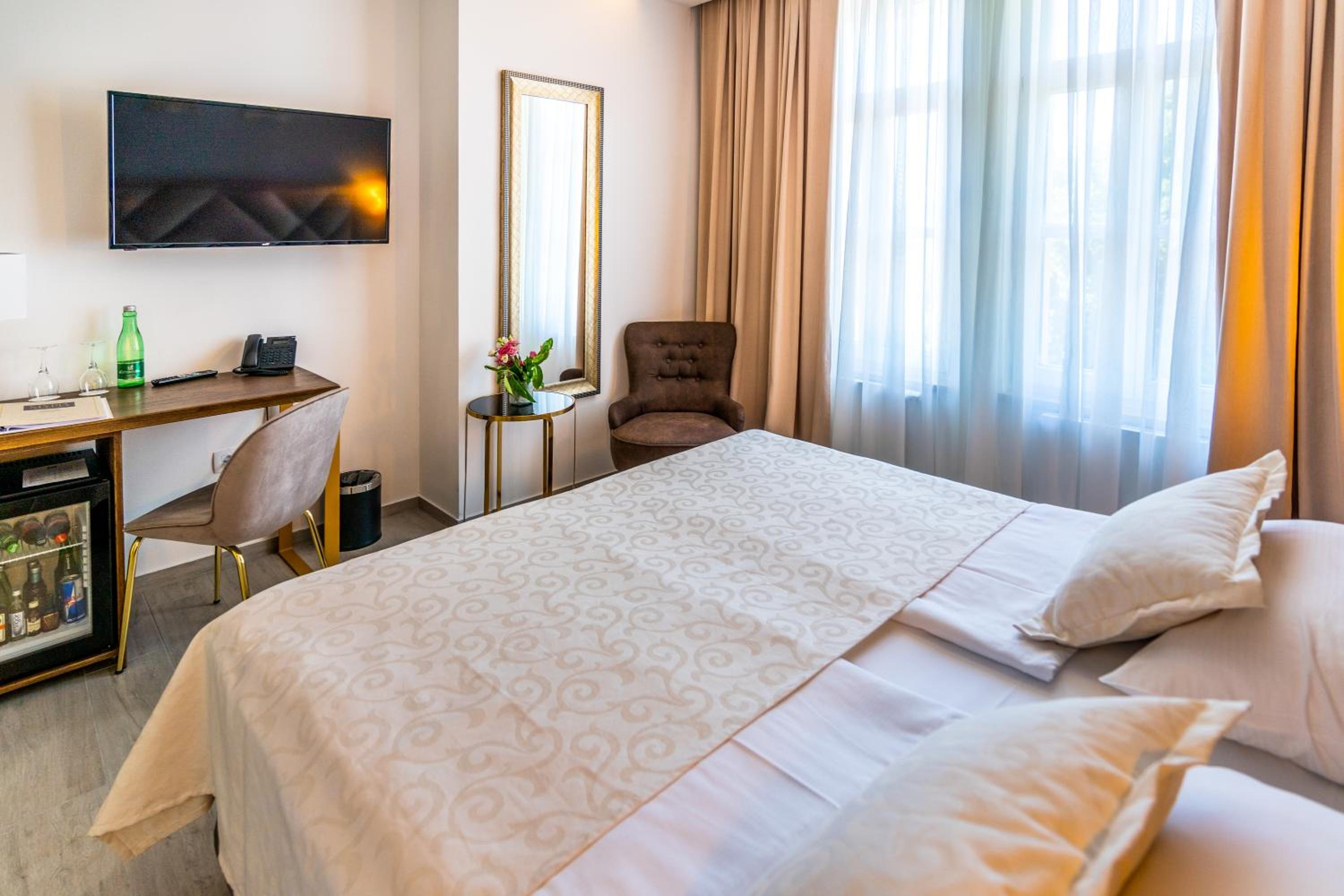 Deluxe Double Room with Sea View - Photo 9