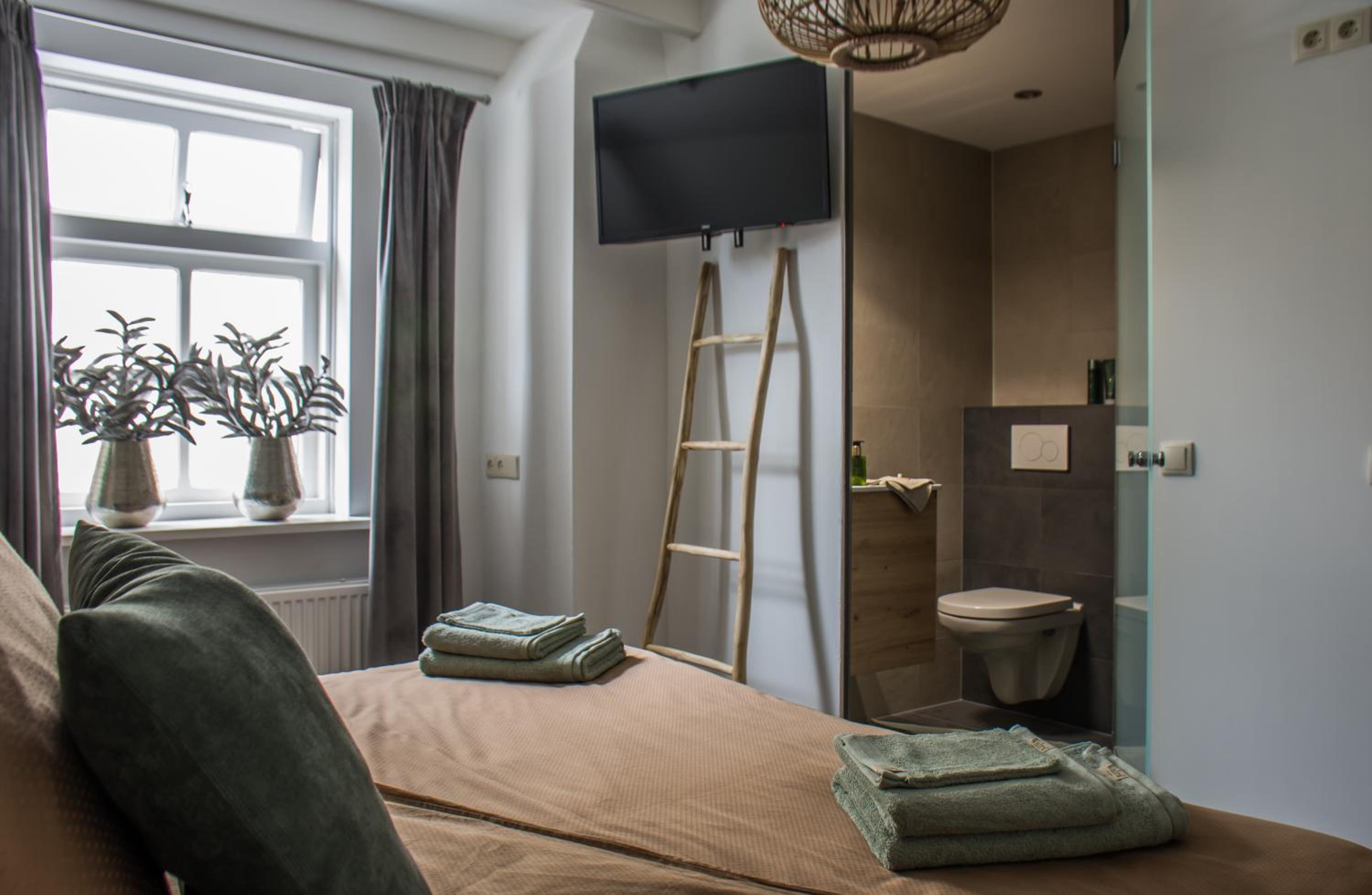 Deluxe Double Room with Shower photo 2