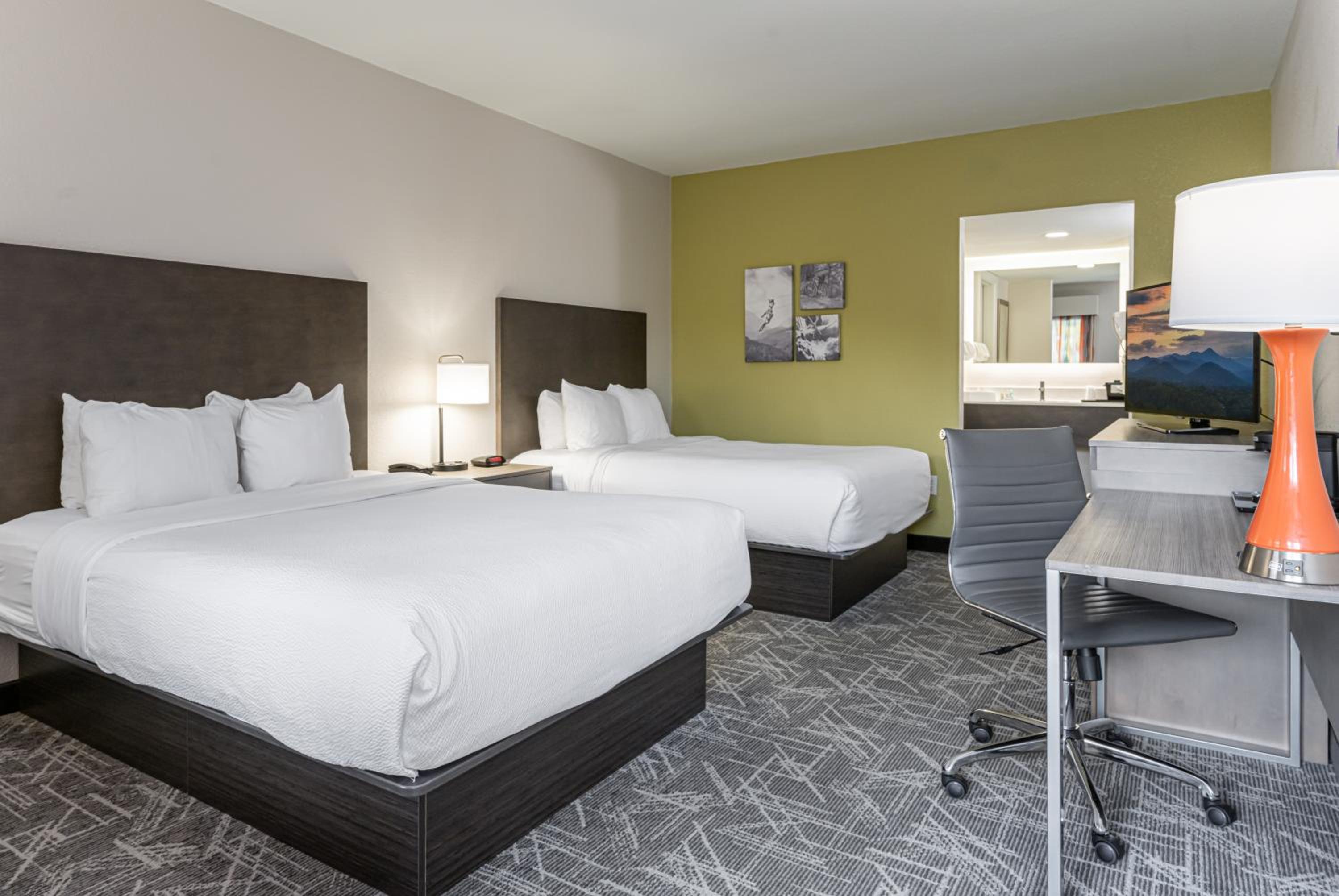 Queen Room with Two Queen Beds - Non-Smoking - Photo 3