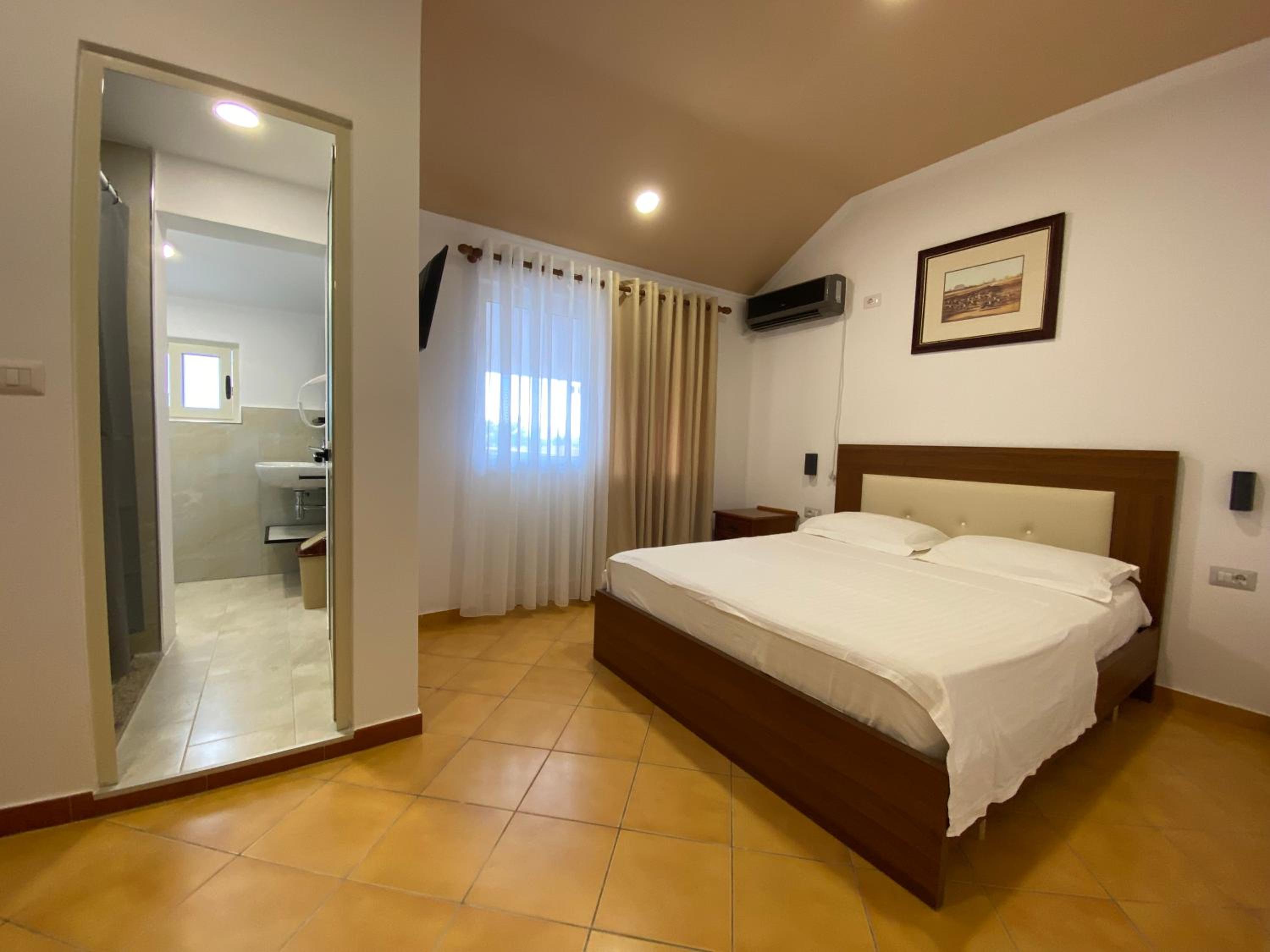 Budget Double Room photo 3