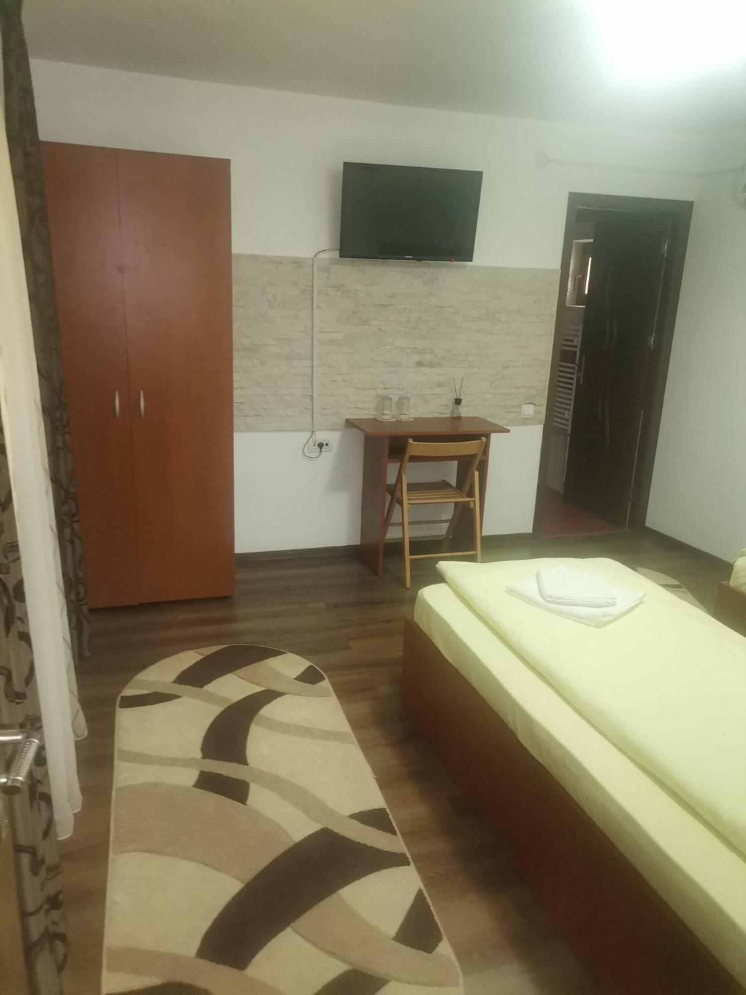 Double Room - Photo 5