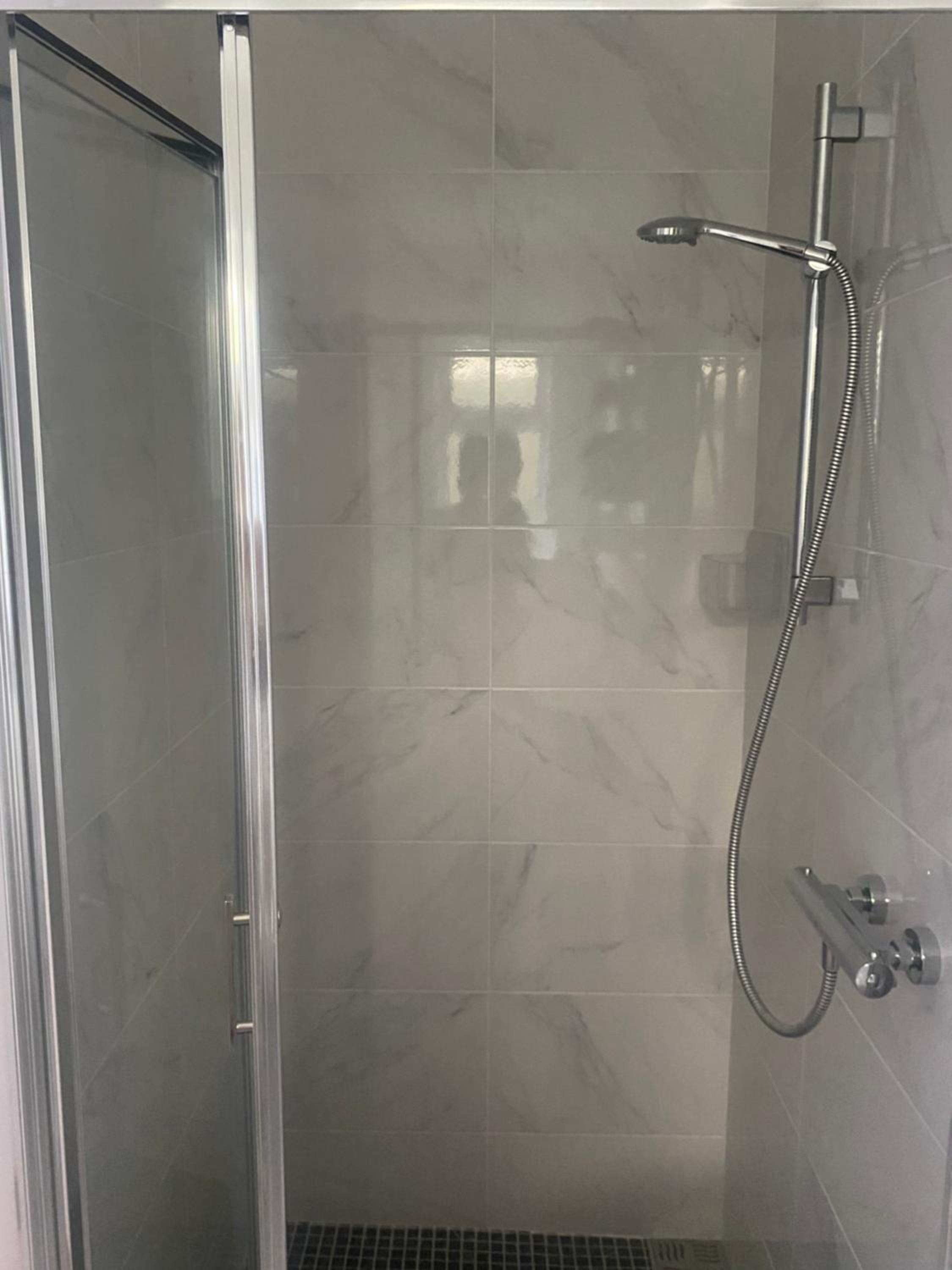Double Room with Private Bathroom - Photo 2