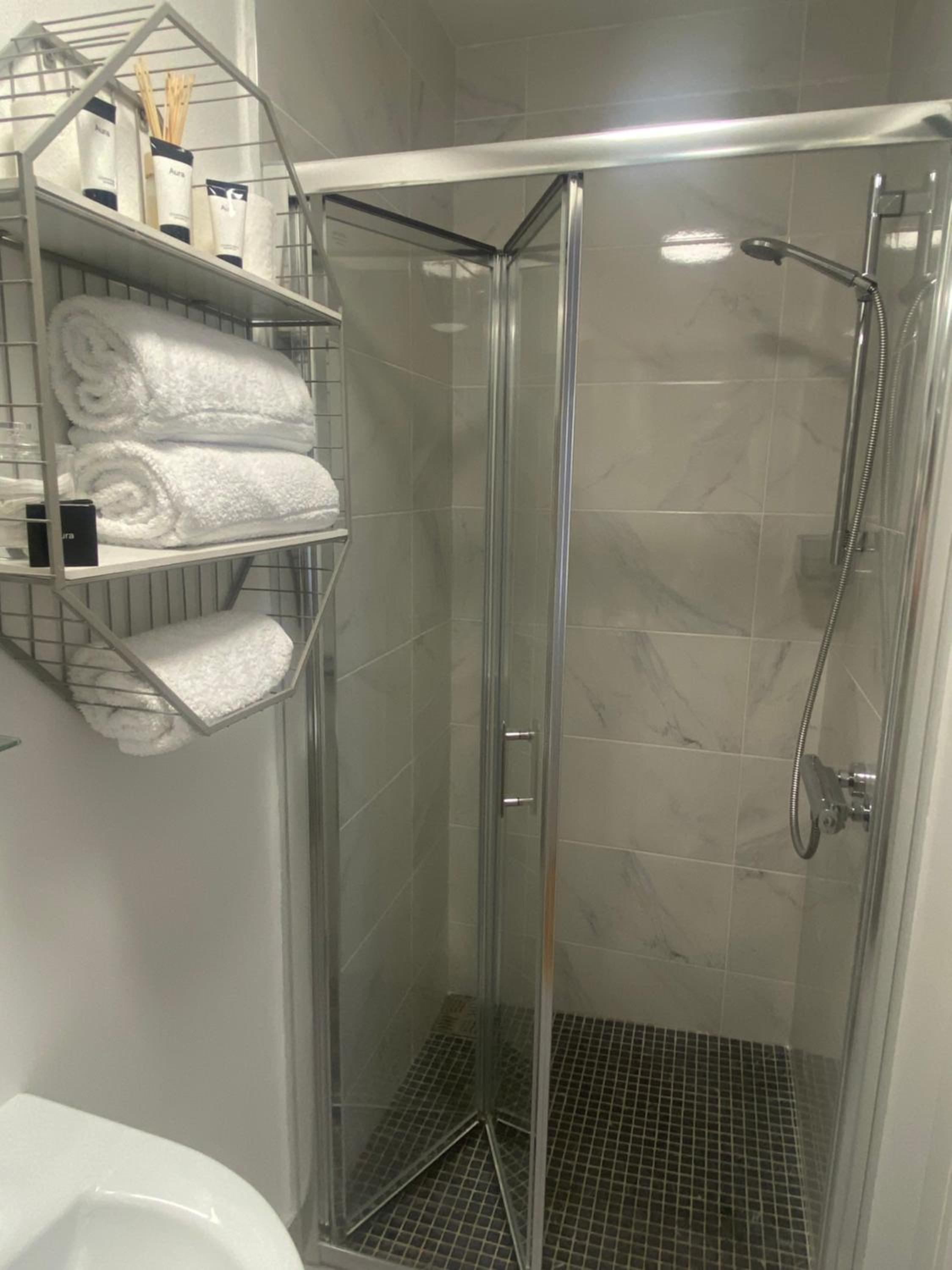 Twin Room with Private Bathroom - Photo 4