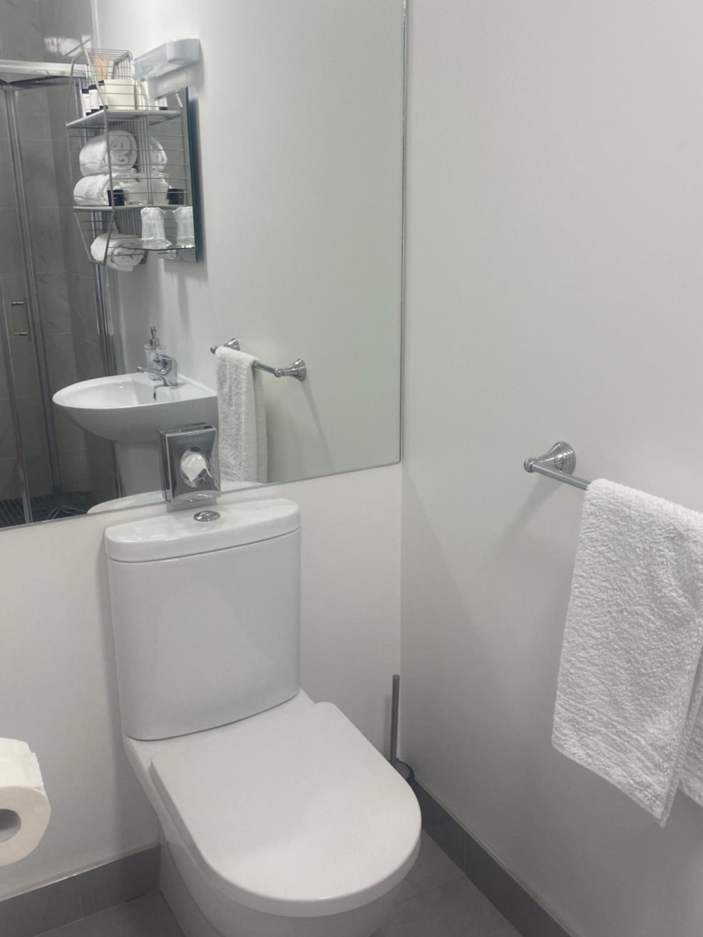 Twin Room with Private Bathroom - Photo 6
