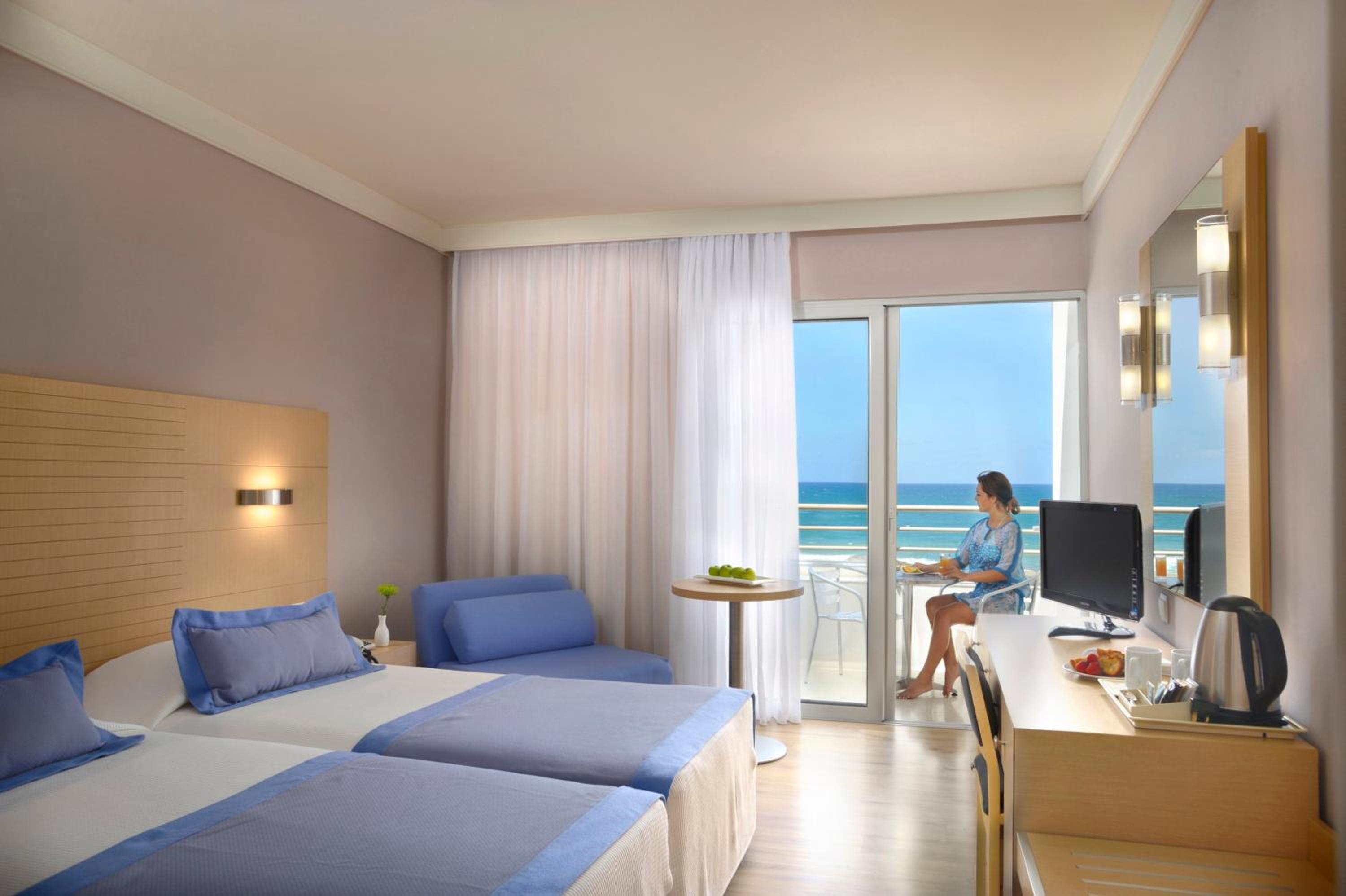 Double or Twin Room with Sea View - Photo 8
