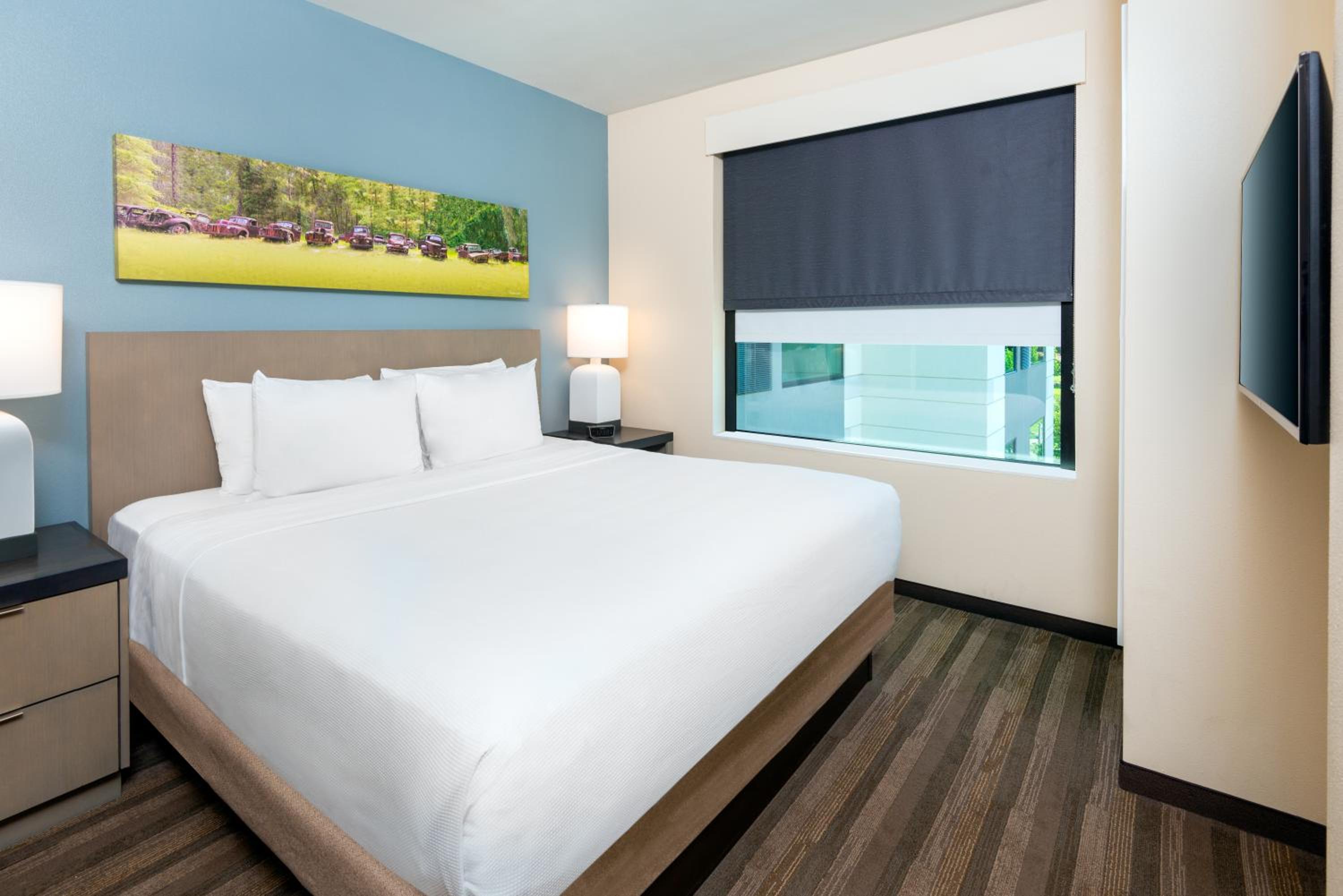 One-Bedroom King Suite with Sofa Bed and Kitchen - Photo 3