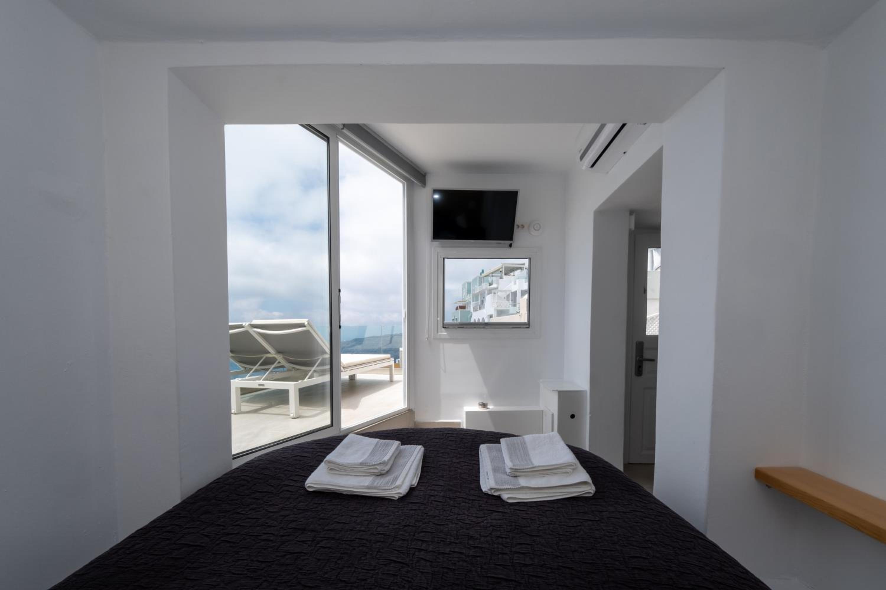 Deluxe Suite with Outdoor Hot Tub & Caldera View