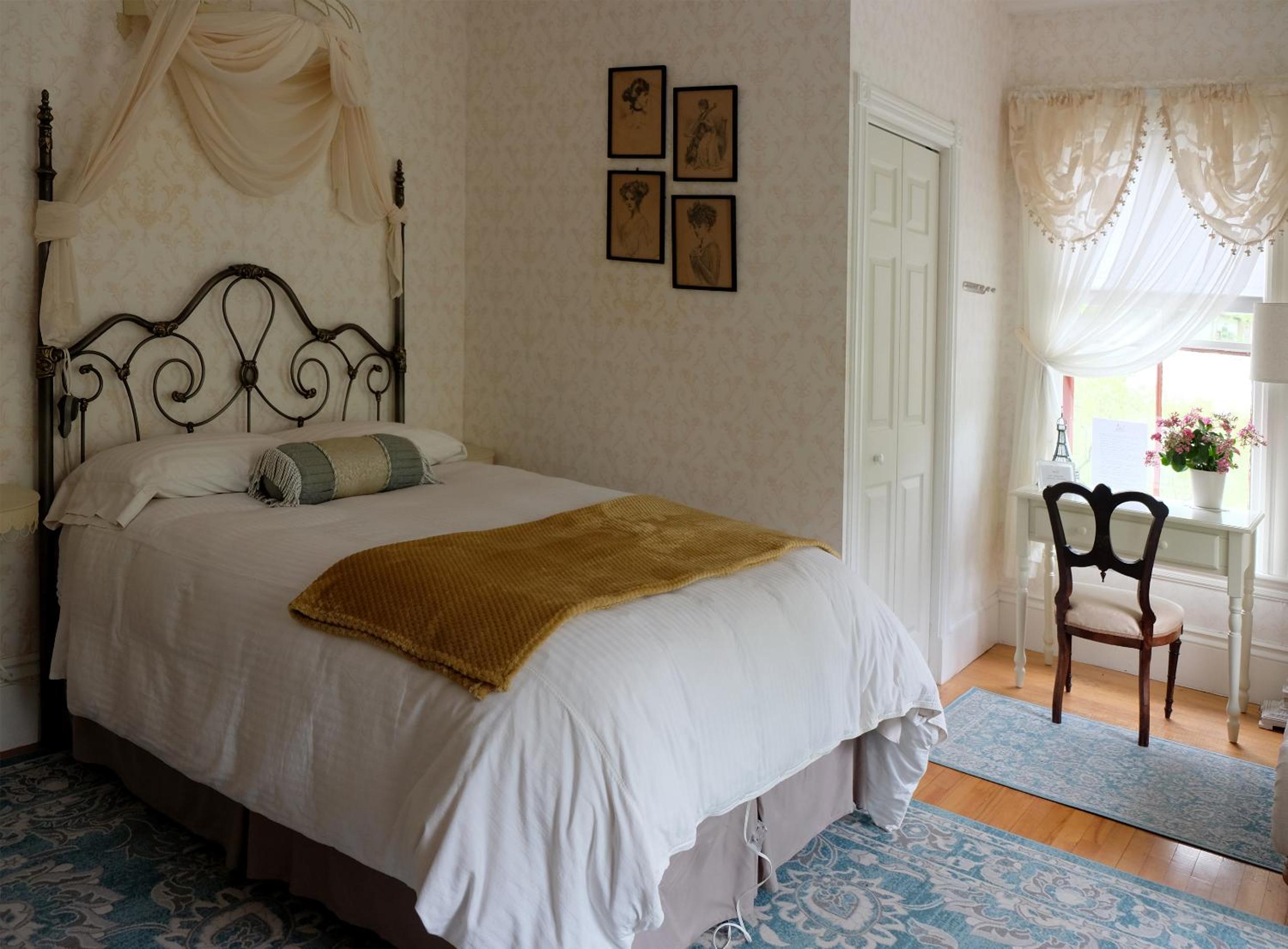 Deluxe Double Room with Bath photo 3