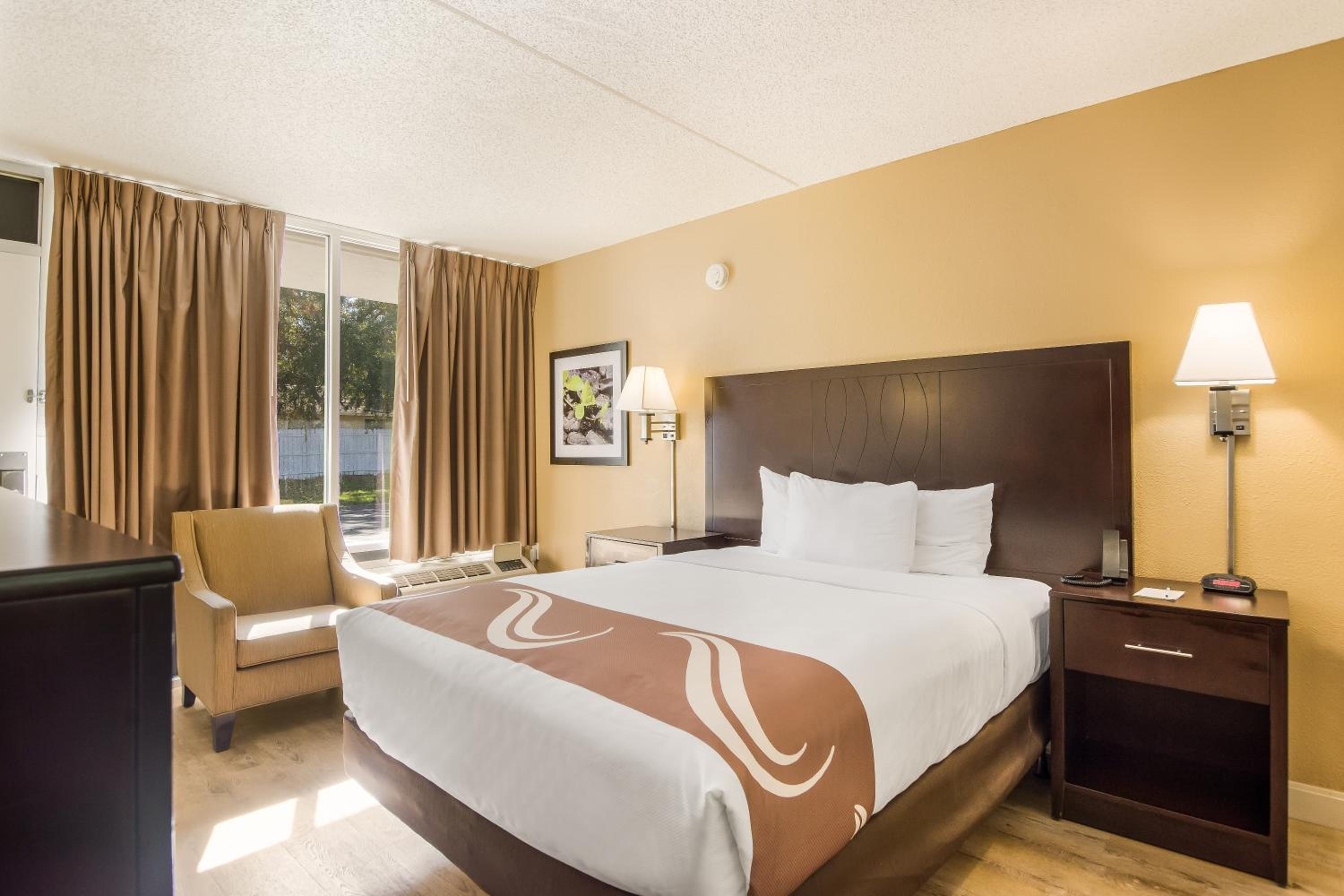 Queen Room with Roll-In Shower - Accessible/Non-Smoking - Photo 2
