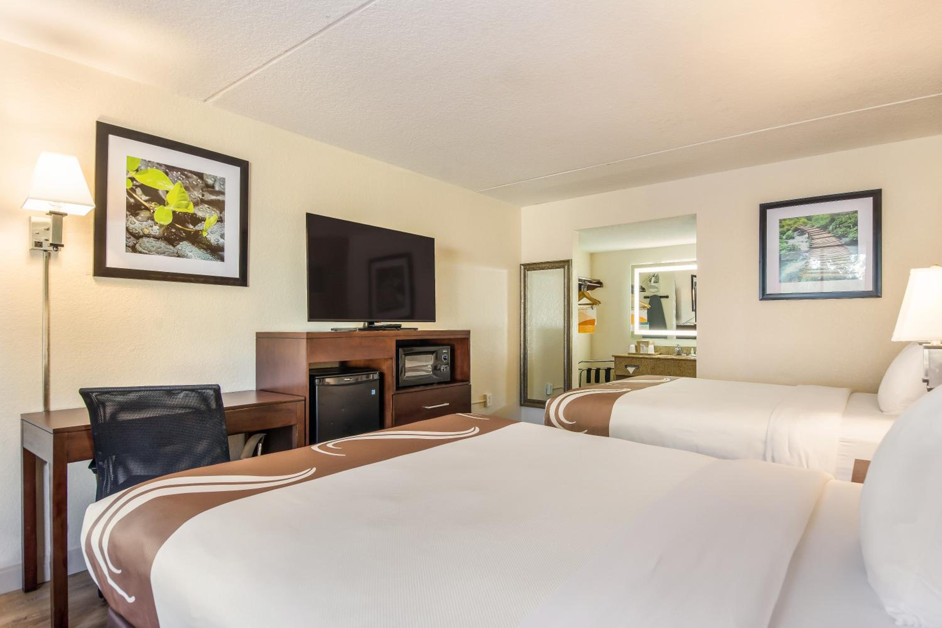Superior Queen Room with Two Queen Beds - Non-Smoking - Photo 3