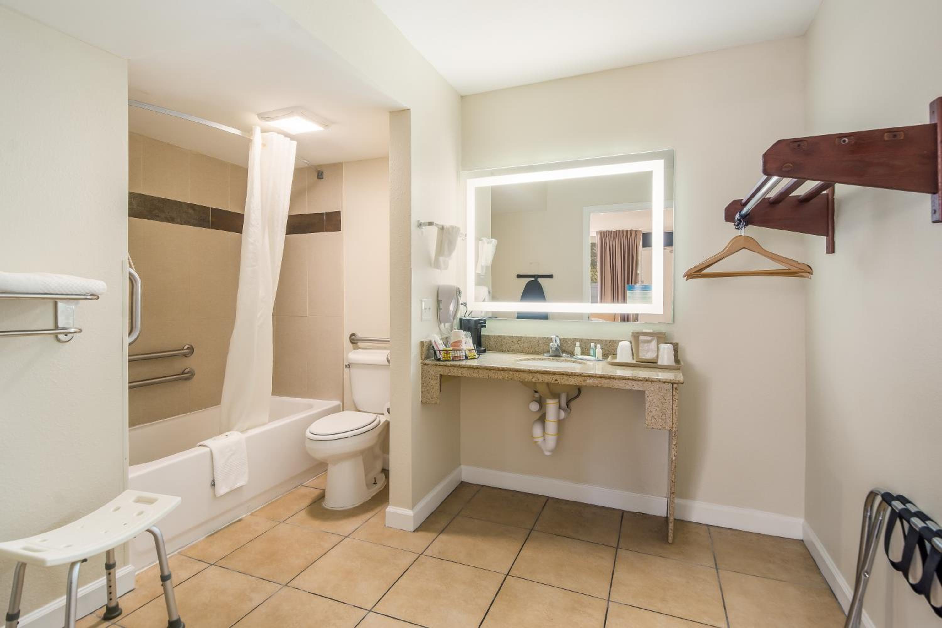 Queen Room - Accessible/Non-Smoking - Photo 4
