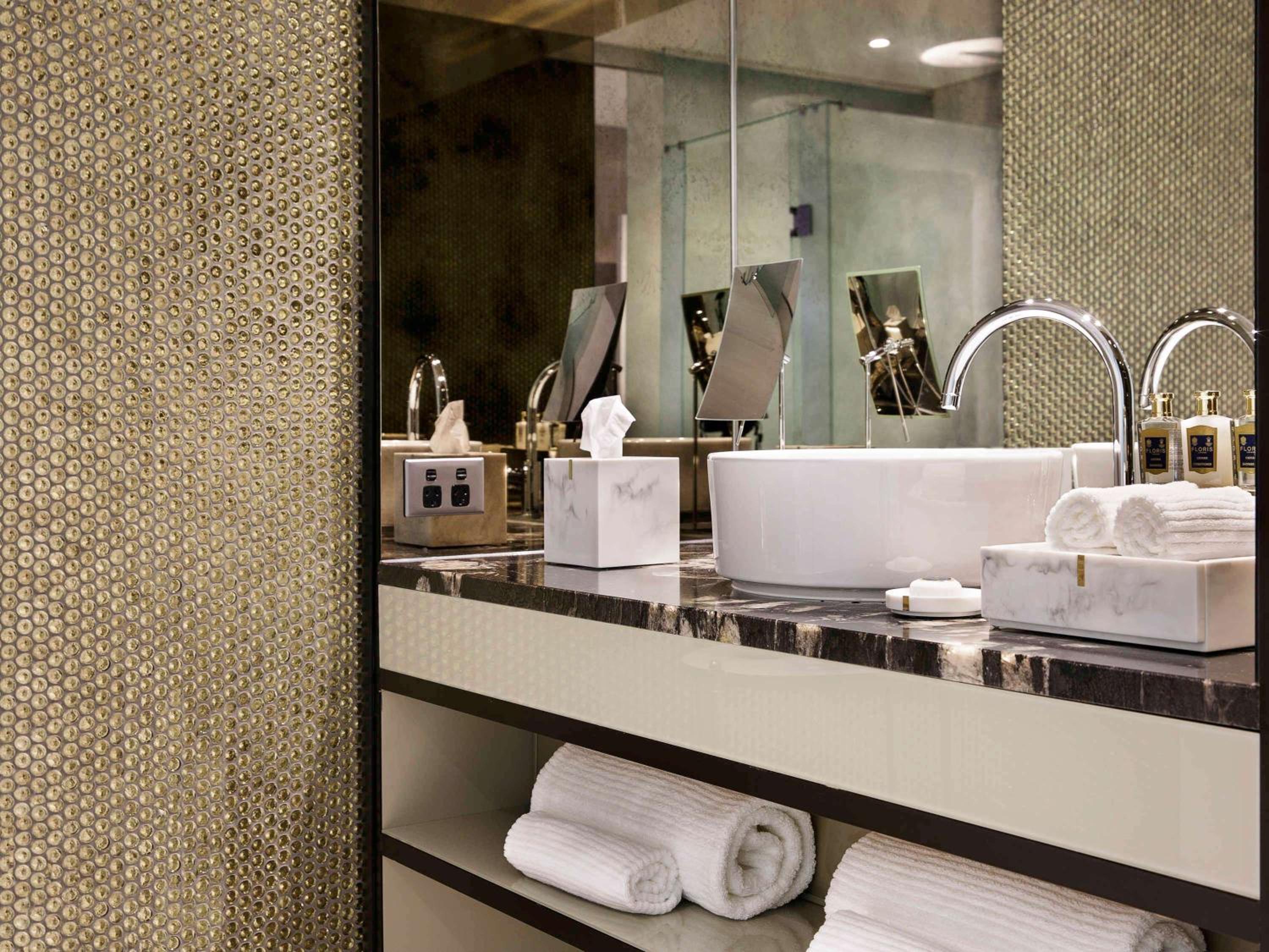 Luxury King Room with City View - Photo 8