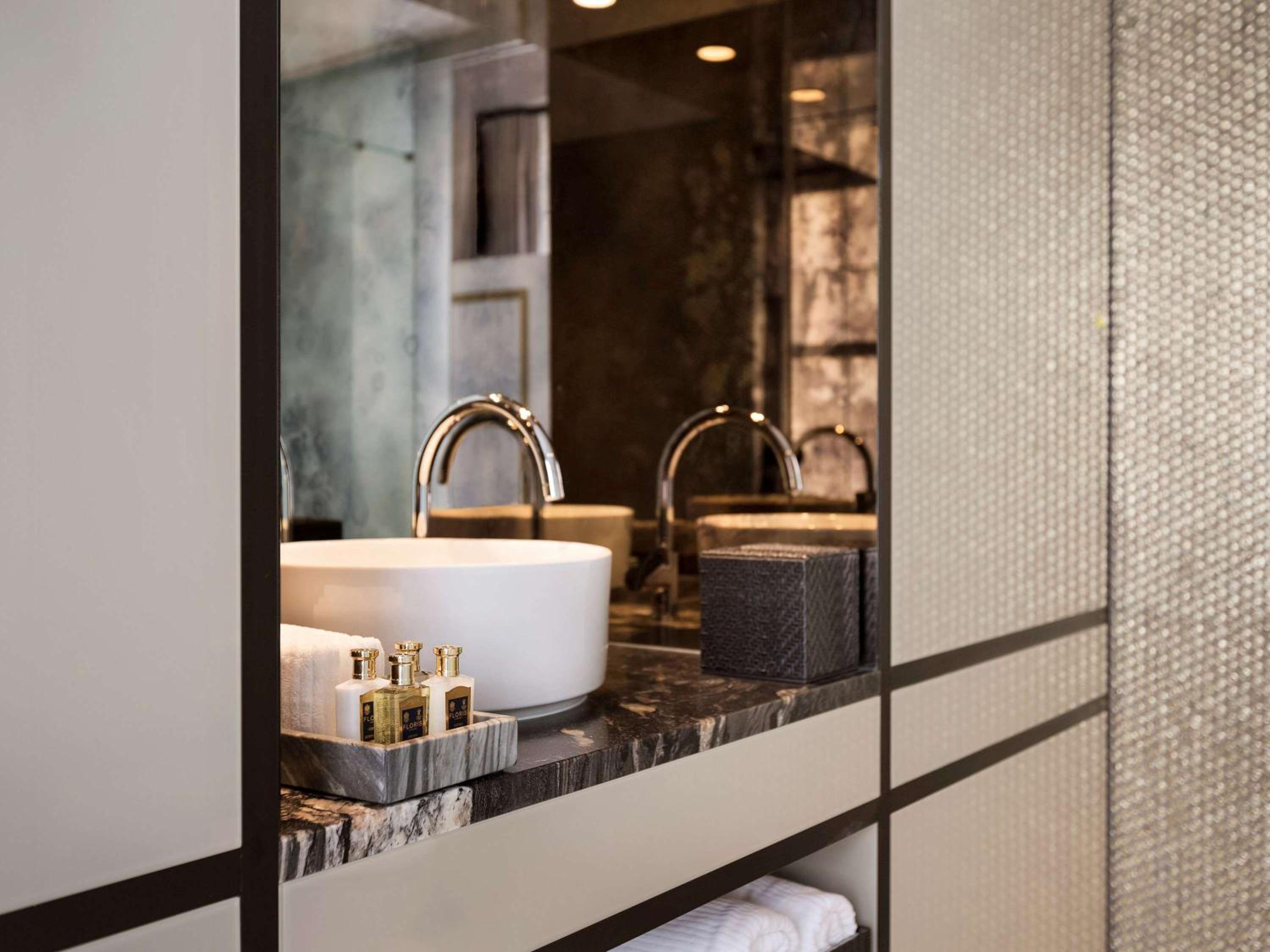 Luxury King Room with City View - Photo 7
